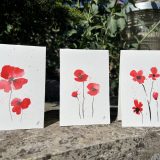 Découvrez les magnifiques cartes artistiques en aquarelle de Jana Kuzmi, une artiste peintre basée à Bouc Bel Air, près d'Aix en Provence. Chaque carte est entièrement réalisée à la main avec amour et passion par Jana elle-même. Les cartes artistiques de Jana Kuzmi sont créées sur un papier aquarelle de qualité supérieure, soigneusement sélectionné pour sa texture et son épaisseur de 300g. Ce papier aquarelle offre une excellente capacité d'absorption de l'eau, permettant ainsi à Jana d'appliquer différentes techniques d'aquarelle pour donner vie à ses créations uniques. La collection "Coquelicots" est le nom de cette série de cartes artistiques. Les coquelicots, avec leur couleur rouge vibrante, symbolisent l'amour passionnel et sauvage. Chaque carte est décorée de ces magnifiques fleurs, apportant une touche de beauté et de poésie à vos cadeaux ou intentions particulières. Offrir une carte artistique de Jana Kuzmi est une façon originale et significative de transmettre vos sentiments. Que ce soit pour accompagner un cadeau spécial ou simplement pour exprimer votre affection, ces cartes sauront susciter un sourire et émouvoir le cœur de la personne à qui vous l'offrez. Les cartes s'ouvrent pour vous permettre d'inscrire votre message personnel à l'intérieur. Chaque carte est livrée avec une enveloppe assortie, prête à être offerte ou envoyée à votre destinataire. Ne manquez pas l'occasion de découvrir et d'apprécier l'art unique de Jana Kuzmi à travers ses cartes artistiques en aquarelle. Faites plaisir à vos proches en leur offrant une création originale et chargée d'émotions. Les coquelicots dans la collection "Coquelicots" de Jana Kuzmi symbolisent l'amour passionnel et sauvage. Leur couleur rouge vibrante évoque des émotions intenses et exprime la beauté de l'amour dans toute sa force et sa puissance. Les coquelicots sont souvent associés à des sentiments passionnés, à la fois doux et ardents, et ils apportent une touche de romantisme et de poésie aux cartes artistiques de Jana.