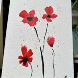 Découvrez les magnifiques cartes artistiques en aquarelle de Jana Kuzmi, une artiste peintre basée à Bouc Bel Air, près d'Aix en Provence. Chaque carte est entièrement réalisée à la main avec amour et passion par Jana elle-même. Les cartes artistiques de Jana Kuzmi sont créées sur un papier aquarelle de qualité supérieure, soigneusement sélectionné pour sa texture et son épaisseur de 300g. Ce papier aquarelle offre une excellente capacité d'absorption de l'eau, permettant ainsi à Jana d'appliquer différentes techniques d'aquarelle pour donner vie à ses créations uniques. La collection "Coquelicots" est le nom de cette série de cartes artistiques. Les coquelicots, avec leur couleur rouge vibrante, symbolisent l'amour passionnel et sauvage. Chaque carte est décorée de ces magnifiques fleurs, apportant une touche de beauté et de poésie à vos cadeaux ou intentions particulières. Offrir une carte artistique de Jana Kuzmi est une façon originale et significative de transmettre vos sentiments. Que ce soit pour accompagner un cadeau spécial ou simplement pour exprimer votre affection, ces cartes sauront susciter un sourire et émouvoir le cœur de la personne à qui vous l'offrez. Les cartes s'ouvrent pour vous permettre d'inscrire votre message personnel à l'intérieur. Chaque carte est livrée avec une enveloppe assortie, prête à être offerte ou envoyée à votre destinataire. Ne manquez pas l'occasion de découvrir et d'apprécier l'art unique de Jana Kuzmi à travers ses cartes artistiques en aquarelle. Faites plaisir à vos proches en leur offrant une création originale et chargée d'émotions. Les coquelicots dans la collection "Coquelicots" de Jana Kuzmi symbolisent l'amour passionnel et sauvage. Leur couleur rouge vibrante évoque des émotions intenses et exprime la beauté de l'amour dans toute sa force et sa puissance. Les coquelicots sont souvent associés à des sentiments passionnés, à la fois doux et ardents, et ils apportent une touche de romantisme et de poésie aux cartes artistiques de Jana.