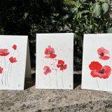 Découvrez les magnifiques cartes artistiques en aquarelle de Jana Kuzmi, une artiste peintre basée à Bouc Bel Air, près d'Aix en Provence. Chaque carte est entièrement réalisée à la main avec amour et passion par Jana elle-même. Les cartes artistiques de Jana Kuzmi sont créées sur un papier aquarelle de qualité supérieure, soigneusement sélectionné pour sa texture et son épaisseur de 300g. Ce papier aquarelle offre une excellente capacité d'absorption de l'eau, permettant ainsi à Jana d'appliquer différentes techniques d'aquarelle pour donner vie à ses créations uniques. La collection "Coquelicots" est le nom de cette série de cartes artistiques. Les coquelicots, avec leur couleur rouge vibrante, symbolisent l'amour passionnel et sauvage. Chaque carte est décorée de ces magnifiques fleurs, apportant une touche de beauté et de poésie à vos cadeaux ou intentions particulières. Offrir une carte artistique de Jana Kuzmi est une façon originale et significative de transmettre vos sentiments. Que ce soit pour accompagner un cadeau spécial ou simplement pour exprimer votre affection, ces cartes sauront susciter un sourire et émouvoir le cœur de la personne à qui vous l'offrez. Les cartes s'ouvrent pour vous permettre d'inscrire votre message personnel à l'intérieur. Chaque carte est livrée avec une enveloppe assortie, prête à être offerte ou envoyée à votre destinataire. Ne manquez pas l'occasion de découvrir et d'apprécier l'art unique de Jana Kuzmi à travers ses cartes artistiques en aquarelle. Faites plaisir à vos proches en leur offrant une création originale et chargée d'émotions. Les coquelicots dans la collection "Coquelicots" de Jana Kuzmi symbolisent l'amour passionnel et sauvage. Leur couleur rouge vibrante évoque des émotions intenses et exprime la beauté de l'amour dans toute sa force et sa puissance. Les coquelicots sont souvent associés à des sentiments passionnés, à la fois doux et ardents, et ils apportent une touche de romantisme et de poésie aux cartes artistiques de Jana.