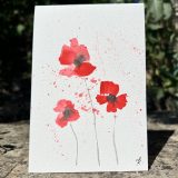 Découvrez les magnifiques cartes artistiques en aquarelle de Jana Kuzmi, une artiste peintre basée à Bouc Bel Air, près d'Aix en Provence. Chaque carte est entièrement réalisée à la main avec amour et passion par Jana elle-même. Les cartes artistiques de Jana Kuzmi sont créées sur un papier aquarelle de qualité supérieure, soigneusement sélectionné pour sa texture et son épaisseur de 300g. Ce papier aquarelle offre une excellente capacité d'absorption de l'eau, permettant ainsi à Jana d'appliquer différentes techniques d'aquarelle pour donner vie à ses créations uniques. La collection "Coquelicots" est le nom de cette série de cartes artistiques. Les coquelicots, avec leur couleur rouge vibrante, symbolisent l'amour passionnel et sauvage. Chaque carte est décorée de ces magnifiques fleurs, apportant une touche de beauté et de poésie à vos cadeaux ou intentions particulières. Offrir une carte artistique de Jana Kuzmi est une façon originale et significative de transmettre vos sentiments. Que ce soit pour accompagner un cadeau spécial ou simplement pour exprimer votre affection, ces cartes sauront susciter un sourire et émouvoir le cœur de la personne à qui vous l'offrez. Les cartes s'ouvrent pour vous permettre d'inscrire votre message personnel à l'intérieur. Chaque carte est livrée avec une enveloppe assortie, prête à être offerte ou envoyée à votre destinataire. Ne manquez pas l'occasion de découvrir et d'apprécier l'art unique de Jana Kuzmi à travers ses cartes artistiques en aquarelle. Faites plaisir à vos proches en leur offrant une création originale et chargée d'émotions. Les coquelicots dans la collection "Coquelicots" de Jana Kuzmi symbolisent l'amour passionnel et sauvage. Leur couleur rouge vibrante évoque des émotions intenses et exprime la beauté de l'amour dans toute sa force et sa puissance. Les coquelicots sont souvent associés à des sentiments passionnés, à la fois doux et ardents, et ils apportent une touche de romantisme et de poésie aux cartes artistiques de Jana.