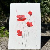 Découvrez les magnifiques cartes artistiques en aquarelle de Jana Kuzmi, une artiste peintre basée à Bouc Bel Air, près d'Aix en Provence. Chaque carte est entièrement réalisée à la main avec amour et passion par Jana elle-même. Les cartes artistiques de Jana Kuzmi sont créées sur un papier aquarelle de qualité supérieure, soigneusement sélectionné pour sa texture et son épaisseur de 300g. Ce papier aquarelle offre une excellente capacité d'absorption de l'eau, permettant ainsi à Jana d'appliquer différentes techniques d'aquarelle pour donner vie à ses créations uniques. La collection "Coquelicots" est le nom de cette série de cartes artistiques. Les coquelicots, avec leur couleur rouge vibrante, symbolisent l'amour passionnel et sauvage. Chaque carte est décorée de ces magnifiques fleurs, apportant une touche de beauté et de poésie à vos cadeaux ou intentions particulières. Offrir une carte artistique de Jana Kuzmi est une façon originale et significative de transmettre vos sentiments. Que ce soit pour accompagner un cadeau spécial ou simplement pour exprimer votre affection, ces cartes sauront susciter un sourire et émouvoir le cœur de la personne à qui vous l'offrez. Les cartes s'ouvrent pour vous permettre d'inscrire votre message personnel à l'intérieur. Chaque carte est livrée avec une enveloppe assortie, prête à être offerte ou envoyée à votre destinataire. Ne manquez pas l'occasion de découvrir et d'apprécier l'art unique de Jana Kuzmi à travers ses cartes artistiques en aquarelle. Faites plaisir à vos proches en leur offrant une création originale et chargée d'émotions. Les coquelicots dans la collection "Coquelicots" de Jana Kuzmi symbolisent l'amour passionnel et sauvage. Leur couleur rouge vibrante évoque des émotions intenses et exprime la beauté de l'amour dans toute sa force et sa puissance. Les coquelicots sont souvent associés à des sentiments passionnés, à la fois doux et ardents, et ils apportent une touche de romantisme et de poésie aux cartes artistiques de Jana.