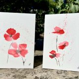 Découvrez les magnifiques cartes artistiques en aquarelle de Jana Kuzmi, une artiste peintre basée à Bouc Bel Air, près d'Aix en Provence. Chaque carte est entièrement réalisée à la main avec amour et passion par Jana elle-même. Les cartes artistiques de Jana Kuzmi sont créées sur un papier aquarelle de qualité supérieure, soigneusement sélectionné pour sa texture et son épaisseur de 300g. Ce papier aquarelle offre une excellente capacité d'absorption de l'eau, permettant ainsi à Jana d'appliquer différentes techniques d'aquarelle pour donner vie à ses créations uniques. La collection "Coquelicots" est le nom de cette série de cartes artistiques. Les coquelicots, avec leur couleur rouge vibrante, symbolisent l'amour passionnel et sauvage. Chaque carte est décorée de ces magnifiques fleurs, apportant une touche de beauté et de poésie à vos cadeaux ou intentions particulières. Offrir une carte artistique de Jana Kuzmi est une façon originale et significative de transmettre vos sentiments. Que ce soit pour accompagner un cadeau spécial ou simplement pour exprimer votre affection, ces cartes sauront susciter un sourire et émouvoir le cœur de la personne à qui vous l'offrez. Les cartes s'ouvrent pour vous permettre d'inscrire votre message personnel à l'intérieur. Chaque carte est livrée avec une enveloppe assortie, prête à être offerte ou envoyée à votre destinataire. Ne manquez pas l'occasion de découvrir et d'apprécier l'art unique de Jana Kuzmi à travers ses cartes artistiques en aquarelle. Faites plaisir à vos proches en leur offrant une création originale et chargée d'émotions. Les coquelicots dans la collection "Coquelicots" de Jana Kuzmi symbolisent l'amour passionnel et sauvage. Leur couleur rouge vibrante évoque des émotions intenses et exprime la beauté de l'amour dans toute sa force et sa puissance. Les coquelicots sont souvent associés à des sentiments passionnés, à la fois doux et ardents, et ils apportent une touche de romantisme et de poésie aux cartes artistiques de Jana.