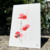 Découvrez les magnifiques cartes artistiques en aquarelle de Jana Kuzmi, une artiste peintre basée à Bouc Bel Air, près d'Aix en Provence. Chaque carte est entièrement réalisée à la main avec amour et passion par Jana elle-même. Les cartes artistiques de Jana Kuzmi sont créées sur un papier aquarelle de qualité supérieure, soigneusement sélectionné pour sa texture et son épaisseur de 300g. Ce papier aquarelle offre une excellente capacité d'absorption de l'eau, permettant ainsi à Jana d'appliquer différentes techniques d'aquarelle pour donner vie à ses créations uniques. La collection "Coquelicots" est le nom de cette série de cartes artistiques. Les coquelicots, avec leur couleur rouge vibrante, symbolisent l'amour passionnel et sauvage. Chaque carte est décorée de ces magnifiques fleurs, apportant une touche de beauté et de poésie à vos cadeaux ou intentions particulières. Offrir une carte artistique de Jana Kuzmi est une façon originale et significative de transmettre vos sentiments. Que ce soit pour accompagner un cadeau spécial ou simplement pour exprimer votre affection, ces cartes sauront susciter un sourire et émouvoir le cœur de la personne à qui vous l'offrez. Les cartes s'ouvrent pour vous permettre d'inscrire votre message personnel à l'intérieur. Chaque carte est livrée avec une enveloppe assortie, prête à être offerte ou envoyée à votre destinataire. Ne manquez pas l'occasion de découvrir et d'apprécier l'art unique de Jana Kuzmi à travers ses cartes artistiques en aquarelle. Faites plaisir à vos proches en leur offrant une création originale et chargée d'émotions. Les coquelicots dans la collection "Coquelicots" de Jana Kuzmi symbolisent l'amour passionnel et sauvage. Leur couleur rouge vibrante évoque des émotions intenses et exprime la beauté de l'amour dans toute sa force et sa puissance. Les coquelicots sont souvent associés à des sentiments passionnés, à la fois doux et ardents, et ils apportent une touche de romantisme et de poésie aux cartes artistiques de Jana.