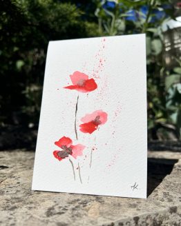 Découvrez les magnifiques cartes artistiques en aquarelle de Jana Kuzmi, une artiste peintre basée à Bouc Bel Air, près d'Aix en Provence. Chaque carte est entièrement réalisée à la main avec amour et passion par Jana elle-même. Les cartes artistiques de Jana Kuzmi sont créées sur un papier aquarelle de qualité supérieure, soigneusement sélectionné pour sa texture et son épaisseur de 300g. Ce papier aquarelle offre une excellente capacité d'absorption de l'eau, permettant ainsi à Jana d'appliquer différentes techniques d'aquarelle pour donner vie à ses créations uniques. La collection "Coquelicots" est le nom de cette série de cartes artistiques. Les coquelicots, avec leur couleur rouge vibrante, symbolisent l'amour passionnel et sauvage. Chaque carte est décorée de ces magnifiques fleurs, apportant une touche de beauté et de poésie à vos cadeaux ou intentions particulières. Offrir une carte artistique de Jana Kuzmi est une façon originale et significative de transmettre vos sentiments. Que ce soit pour accompagner un cadeau spécial ou simplement pour exprimer votre affection, ces cartes sauront susciter un sourire et émouvoir le cœur de la personne à qui vous l'offrez. Les cartes s'ouvrent pour vous permettre d'inscrire votre message personnel à l'intérieur. Chaque carte est livrée avec une enveloppe assortie, prête à être offerte ou envoyée à votre destinataire. Ne manquez pas l'occasion de découvrir et d'apprécier l'art unique de Jana Kuzmi à travers ses cartes artistiques en aquarelle. Faites plaisir à vos proches en leur offrant une création originale et chargée d'émotions. Les coquelicots dans la collection "Coquelicots" de Jana Kuzmi symbolisent l'amour passionnel et sauvage. Leur couleur rouge vibrante évoque des émotions intenses et exprime la beauté de l'amour dans toute sa force et sa puissance. Les coquelicots sont souvent associés à des sentiments passionnés, à la fois doux et ardents, et ils apportent une touche de romantisme et de poésie aux cartes artistiques de Jana.