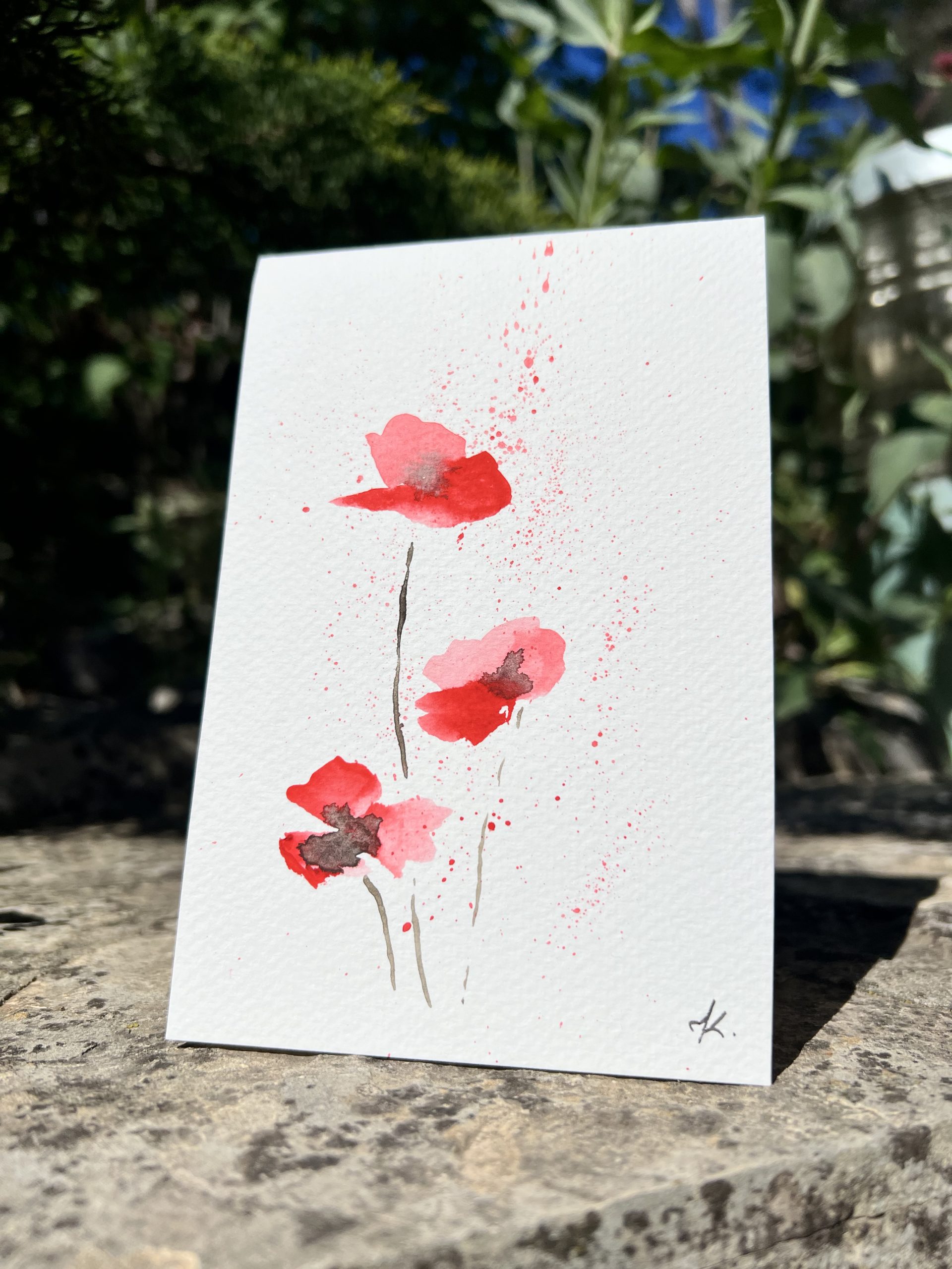 Découvrez les magnifiques cartes artistiques en aquarelle de Jana Kuzmi, une artiste peintre basée à Bouc Bel Air, près d'Aix en Provence. Chaque carte est entièrement réalisée à la main avec amour et passion par Jana elle-même. Les cartes artistiques de Jana Kuzmi sont créées sur un papier aquarelle de qualité supérieure, soigneusement sélectionné pour sa texture et son épaisseur de 300g. Ce papier aquarelle offre une excellente capacité d'absorption de l'eau, permettant ainsi à Jana d'appliquer différentes techniques d'aquarelle pour donner vie à ses créations uniques. La collection "Coquelicots" est le nom de cette série de cartes artistiques. Les coquelicots, avec leur couleur rouge vibrante, symbolisent l'amour passionnel et sauvage. Chaque carte est décorée de ces magnifiques fleurs, apportant une touche de beauté et de poésie à vos cadeaux ou intentions particulières. Offrir une carte artistique de Jana Kuzmi est une façon originale et significative de transmettre vos sentiments. Que ce soit pour accompagner un cadeau spécial ou simplement pour exprimer votre affection, ces cartes sauront susciter un sourire et émouvoir le cœur de la personne à qui vous l'offrez. Les cartes s'ouvrent pour vous permettre d'inscrire votre message personnel à l'intérieur. Chaque carte est livrée avec une enveloppe assortie, prête à être offerte ou envoyée à votre destinataire. Ne manquez pas l'occasion de découvrir et d'apprécier l'art unique de Jana Kuzmi à travers ses cartes artistiques en aquarelle. Faites plaisir à vos proches en leur offrant une création originale et chargée d'émotions. Les coquelicots dans la collection "Coquelicots" de Jana Kuzmi symbolisent l'amour passionnel et sauvage. Leur couleur rouge vibrante évoque des émotions intenses et exprime la beauté de l'amour dans toute sa force et sa puissance. Les coquelicots sont souvent associés à des sentiments passionnés, à la fois doux et ardents, et ils apportent une touche de romantisme et de poésie aux cartes artistiques de Jana.