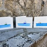 Cartes artistiques Collection "La Côte bleue" par Jana Kuzmi Découvrez l'Art Unique des Cartes Artistiques Jana Kuzmi - Inspirées par la Provence et la Méditerranée Et plus particulièrement Les cartes artistiques la collection  "La Côte bleue" Plongez dans l'univers artistique envoûtant de Jana Kuzmi avec nos cartes artistiques uniques, confectionnées à la main avec amour et expertise. Chaque carte est une œuvre d'art en soi, réalisée sur du papier aquarelle de 300 grammes, minutieusement découpé et peint à la main par l'artiste elle-même. Situé à Bouc Bel Air, près d'Aix en Provence, l'atelier de Jana Kuzmi est le lieu où naissent ces créations inspirées par les paysages enchanteurs de la Provence. Cette fois-ci, plongez dans la splendeur de la Méditerranée et de la Côte Bleue à travers sa nouvelle collection. L'horizon infini, où les oiseaux dansent en liberté et les bateaux glissent paisiblement sur la mer calme, est magnifiquement capturé dans chaque œuvre. Ces cartes artistiques ne sont pas seulement des objets de beauté, mais aussi des moyens de transmettre des émotions et des messages spéciaux. Accompagnez un bijou exquis ou une toile d'art avec une carte personnalisée choisie parmi la réalisation de l'artiste Jana Kuzmi, et envoyez un cadeau vraiment unique à vos proches. Que ce soit pour célébrer une occasion spéciale ou simplement pour faire plaisir, nos cartes artistiques ajoutent une touche d'élégance et de créativité à chaque geste. Sur bouclebelair.com, notre site dédié à l'art et à l'artisanat, vous trouverez un large éventail de bijoux faits main et de toiles d'art originales, tous soigneusement réalisées et reconnues pour leur qualité et leur esthétique. Profitez de cette occasion pour explorer notre collection et laissez-vous séduire par l'authenticité et le charme de l'art créé par Jana Kuzmi. Commandez dès maintenant et laissez-vous transporter dans un monde où l'art rencontre la nature, où la beauté de la Provence et de la Méditerranée est immortalisée sur chaque carte artistique. Avec nos créations uniques, faites de chaque geste un acte d'expression artistique et de connexion émotionnelle.