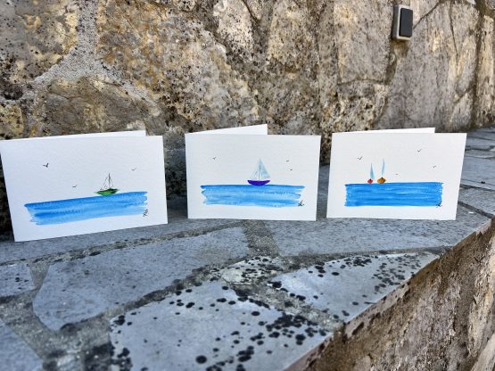 Cartes artistiques Collection "La Côte bleue" par Jana Kuzmi Découvrez l'Art Unique des Cartes Artistiques Jana Kuzmi - Inspirées par la Provence et la Méditerranée Et plus particulièrement Les cartes artistiques la collection  "La Côte bleue" Plongez dans l'univers artistique envoûtant de Jana Kuzmi avec nos cartes artistiques uniques, confectionnées à la main avec amour et expertise. Chaque carte est une œuvre d'art en soi, réalisée sur du papier aquarelle de 300 grammes, minutieusement découpé et peint à la main par l'artiste elle-même. Situé à Bouc Bel Air, près d'Aix en Provence, l'atelier de Jana Kuzmi est le lieu où naissent ces créations inspirées par les paysages enchanteurs de la Provence. Cette fois-ci, plongez dans la splendeur de la Méditerranée et de la Côte Bleue à travers sa nouvelle collection. L'horizon infini, où les oiseaux dansent en liberté et les bateaux glissent paisiblement sur la mer calme, est magnifiquement capturé dans chaque œuvre. Ces cartes artistiques ne sont pas seulement des objets de beauté, mais aussi des moyens de transmettre des émotions et des messages spéciaux. Accompagnez un bijou exquis ou une toile d'art avec une carte personnalisée choisie parmi la réalisation de l'artiste Jana Kuzmi, et envoyez un cadeau vraiment unique à vos proches. Que ce soit pour célébrer une occasion spéciale ou simplement pour faire plaisir, nos cartes artistiques ajoutent une touche d'élégance et de créativité à chaque geste. Sur bouclebelair.com, notre site dédié à l'art et à l'artisanat, vous trouverez un large éventail de bijoux faits main et de toiles d'art originales, tous soigneusement réalisées et reconnues pour leur qualité et leur esthétique. Profitez de cette occasion pour explorer notre collection et laissez-vous séduire par l'authenticité et le charme de l'art créé par Jana Kuzmi. Commandez dès maintenant et laissez-vous transporter dans un monde où l'art rencontre la nature, où la beauté de la Provence et de la Méditerranée est immortalisée sur chaque carte artistique. Avec nos créations uniques, faites de chaque geste un acte d'expression artistique et de connexion émotionnelle.