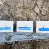 Cartes artistiques Collection "La Côte bleue" par Jana Kuzmi Découvrez l'Art Unique des Cartes Artistiques Jana Kuzmi - Inspirées par la Provence et la Méditerranée Et plus particulièrement Les cartes artistiques la collection  "La Côte bleue" Plongez dans l'univers artistique envoûtant de Jana Kuzmi avec nos cartes artistiques uniques, confectionnées à la main avec amour et expertise. Chaque carte est une œuvre d'art en soi, réalisée sur du papier aquarelle de 300 grammes, minutieusement découpé et peint à la main par l'artiste elle-même. Situé à Bouc Bel Air, près d'Aix en Provence, l'atelier de Jana Kuzmi est le lieu où naissent ces créations inspirées par les paysages enchanteurs de la Provence. Cette fois-ci, plongez dans la splendeur de la Méditerranée et de la Côte Bleue à travers sa nouvelle collection. L'horizon infini, où les oiseaux dansent en liberté et les bateaux glissent paisiblement sur la mer calme, est magnifiquement capturé dans chaque œuvre. Ces cartes artistiques ne sont pas seulement des objets de beauté, mais aussi des moyens de transmettre des émotions et des messages spéciaux. Accompagnez un bijou exquis ou une toile d'art avec une carte personnalisée choisie parmi la réalisation de l'artiste Jana Kuzmi, et envoyez un cadeau vraiment unique à vos proches. Que ce soit pour célébrer une occasion spéciale ou simplement pour faire plaisir, nos cartes artistiques ajoutent une touche d'élégance et de créativité à chaque geste. Sur bouclebelair.com, notre site dédié à l'art et à l'artisanat, vous trouverez un large éventail de bijoux faits main et de toiles d'art originales, tous soigneusement réalisées et reconnues pour leur qualité et leur esthétique. Profitez de cette occasion pour explorer notre collection et laissez-vous séduire par l'authenticité et le charme de l'art créé par Jana Kuzmi. Commandez dès maintenant et laissez-vous transporter dans un monde où l'art rencontre la nature, où la beauté de la Provence et de la Méditerranée est immortalisée sur chaque carte artistique. Avec nos créations uniques, faites de chaque geste un acte d'expression artistique et de connexion émotionnelle.