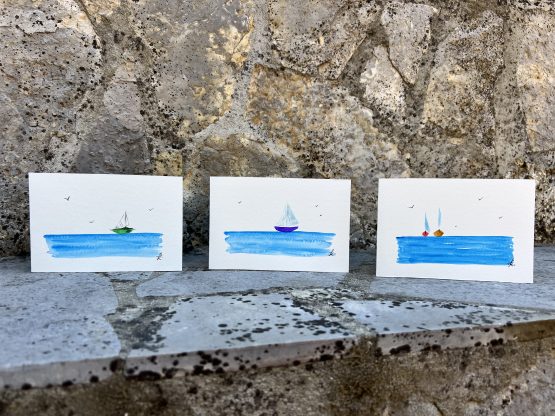 Cartes artistiques Collection "La Côte bleue" par Jana Kuzmi Découvrez l'Art Unique des Cartes Artistiques Jana Kuzmi - Inspirées par la Provence et la Méditerranée Et plus particulièrement Les cartes artistiques la collection  "La Côte bleue" Plongez dans l'univers artistique envoûtant de Jana Kuzmi avec nos cartes artistiques uniques, confectionnées à la main avec amour et expertise. Chaque carte est une œuvre d'art en soi, réalisée sur du papier aquarelle de 300 grammes, minutieusement découpé et peint à la main par l'artiste elle-même. Situé à Bouc Bel Air, près d'Aix en Provence, l'atelier de Jana Kuzmi est le lieu où naissent ces créations inspirées par les paysages enchanteurs de la Provence. Cette fois-ci, plongez dans la splendeur de la Méditerranée et de la Côte Bleue à travers sa nouvelle collection. L'horizon infini, où les oiseaux dansent en liberté et les bateaux glissent paisiblement sur la mer calme, est magnifiquement capturé dans chaque œuvre. Ces cartes artistiques ne sont pas seulement des objets de beauté, mais aussi des moyens de transmettre des émotions et des messages spéciaux. Accompagnez un bijou exquis ou une toile d'art avec une carte personnalisée choisie parmi la réalisation de l'artiste Jana Kuzmi, et envoyez un cadeau vraiment unique à vos proches. Que ce soit pour célébrer une occasion spéciale ou simplement pour faire plaisir, nos cartes artistiques ajoutent une touche d'élégance et de créativité à chaque geste. Sur bouclebelair.com, notre site dédié à l'art et à l'artisanat, vous trouverez un large éventail de bijoux faits main et de toiles d'art originales, tous soigneusement réalisées et reconnues pour leur qualité et leur esthétique. Profitez de cette occasion pour explorer notre collection et laissez-vous séduire par l'authenticité et le charme de l'art créé par Jana Kuzmi. Commandez dès maintenant et laissez-vous transporter dans un monde où l'art rencontre la nature, où la beauté de la Provence et de la Méditerranée est immortalisée sur chaque carte artistique. Avec nos créations uniques, faites de chaque geste un acte d'expression artistique et de connexion émotionnelle.