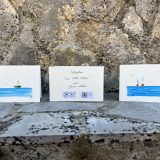 Cartes artistiques Collection "La Côte bleue" par Jana Kuzmi Découvrez l'Art Unique des Cartes Artistiques Jana Kuzmi - Inspirées par la Provence et la Méditerranée Et plus particulièrement Les cartes artistiques la collection  "La Côte bleue" Plongez dans l'univers artistique envoûtant de Jana Kuzmi avec nos cartes artistiques uniques, confectionnées à la main avec amour et expertise. Chaque carte est une œuvre d'art en soi, réalisée sur du papier aquarelle de 300 grammes, minutieusement découpé et peint à la main par l'artiste elle-même. Situé à Bouc Bel Air, près d'Aix en Provence, l'atelier de Jana Kuzmi est le lieu où naissent ces créations inspirées par les paysages enchanteurs de la Provence. Cette fois-ci, plongez dans la splendeur de la Méditerranée et de la Côte Bleue à travers sa nouvelle collection. L'horizon infini, où les oiseaux dansent en liberté et les bateaux glissent paisiblement sur la mer calme, est magnifiquement capturé dans chaque œuvre. Ces cartes artistiques ne sont pas seulement des objets de beauté, mais aussi des moyens de transmettre des émotions et des messages spéciaux. Accompagnez un bijou exquis ou une toile d'art avec une carte personnalisée choisie parmi la réalisation de l'artiste Jana Kuzmi, et envoyez un cadeau vraiment unique à vos proches. Que ce soit pour célébrer une occasion spéciale ou simplement pour faire plaisir, nos cartes artistiques ajoutent une touche d'élégance et de créativité à chaque geste. Sur bouclebelair.com, notre site dédié à l'art et à l'artisanat, vous trouverez un large éventail de bijoux faits main et de toiles d'art originales, tous soigneusement réalisées et reconnues pour leur qualité et leur esthétique. Profitez de cette occasion pour explorer notre collection et laissez-vous séduire par l'authenticité et le charme de l'art créé par Jana Kuzmi. Commandez dès maintenant et laissez-vous transporter dans un monde où l'art rencontre la nature, où la beauté de la Provence et de la Méditerranée est immortalisée sur chaque carte artistique. Avec nos créations uniques, faites de chaque geste un acte d'expression artistique et de connexion émotionnelle.