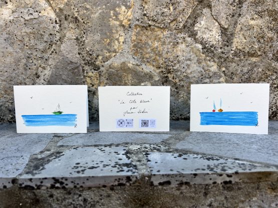 Cartes artistiques Collection "La Côte bleue" par Jana Kuzmi Découvrez l'Art Unique des Cartes Artistiques Jana Kuzmi - Inspirées par la Provence et la Méditerranée Et plus particulièrement Les cartes artistiques la collection  "La Côte bleue" Plongez dans l'univers artistique envoûtant de Jana Kuzmi avec nos cartes artistiques uniques, confectionnées à la main avec amour et expertise. Chaque carte est une œuvre d'art en soi, réalisée sur du papier aquarelle de 300 grammes, minutieusement découpé et peint à la main par l'artiste elle-même. Situé à Bouc Bel Air, près d'Aix en Provence, l'atelier de Jana Kuzmi est le lieu où naissent ces créations inspirées par les paysages enchanteurs de la Provence. Cette fois-ci, plongez dans la splendeur de la Méditerranée et de la Côte Bleue à travers sa nouvelle collection. L'horizon infini, où les oiseaux dansent en liberté et les bateaux glissent paisiblement sur la mer calme, est magnifiquement capturé dans chaque œuvre. Ces cartes artistiques ne sont pas seulement des objets de beauté, mais aussi des moyens de transmettre des émotions et des messages spéciaux. Accompagnez un bijou exquis ou une toile d'art avec une carte personnalisée choisie parmi la réalisation de l'artiste Jana Kuzmi, et envoyez un cadeau vraiment unique à vos proches. Que ce soit pour célébrer une occasion spéciale ou simplement pour faire plaisir, nos cartes artistiques ajoutent une touche d'élégance et de créativité à chaque geste. Sur bouclebelair.com, notre site dédié à l'art et à l'artisanat, vous trouverez un large éventail de bijoux faits main et de toiles d'art originales, tous soigneusement réalisées et reconnues pour leur qualité et leur esthétique. Profitez de cette occasion pour explorer notre collection et laissez-vous séduire par l'authenticité et le charme de l'art créé par Jana Kuzmi. Commandez dès maintenant et laissez-vous transporter dans un monde où l'art rencontre la nature, où la beauté de la Provence et de la Méditerranée est immortalisée sur chaque carte artistique. Avec nos créations uniques, faites de chaque geste un acte d'expression artistique et de connexion émotionnelle.