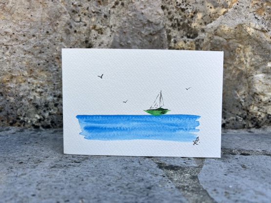 Cartes artistiques Collection "La Côte bleue" par Jana Kuzmi Découvrez l'Art Unique des Cartes Artistiques Jana Kuzmi - Inspirées par la Provence et la Méditerranée Et plus particulièrement Les cartes artistiques la collection  "La Côte bleue" Plongez dans l'univers artistique envoûtant de Jana Kuzmi avec nos cartes artistiques uniques, confectionnées à la main avec amour et expertise. Chaque carte est une œuvre d'art en soi, réalisée sur du papier aquarelle de 300 grammes, minutieusement découpé et peint à la main par l'artiste elle-même. Situé à Bouc Bel Air, près d'Aix en Provence, l'atelier de Jana Kuzmi est le lieu où naissent ces créations inspirées par les paysages enchanteurs de la Provence. Cette fois-ci, plongez dans la splendeur de la Méditerranée et de la Côte Bleue à travers sa nouvelle collection. L'horizon infini, où les oiseaux dansent en liberté et les bateaux glissent paisiblement sur la mer calme, est magnifiquement capturé dans chaque œuvre. Ces cartes artistiques ne sont pas seulement des objets de beauté, mais aussi des moyens de transmettre des émotions et des messages spéciaux. Accompagnez un bijou exquis ou une toile d'art avec une carte personnalisée choisie parmi la réalisation de l'artiste Jana Kuzmi, et envoyez un cadeau vraiment unique à vos proches. Que ce soit pour célébrer une occasion spéciale ou simplement pour faire plaisir, nos cartes artistiques ajoutent une touche d'élégance et de créativité à chaque geste. Sur bouclebelair.com, notre site dédié à l'art et à l'artisanat, vous trouverez un large éventail de bijoux faits main et de toiles d'art originales, tous soigneusement réalisées et reconnues pour leur qualité et leur esthétique. Profitez de cette occasion pour explorer notre collection et laissez-vous séduire par l'authenticité et le charme de l'art créé par Jana Kuzmi. Commandez dès maintenant et laissez-vous transporter dans un monde où l'art rencontre la nature, où la beauté de la Provence et de la Méditerranée est immortalisée sur chaque carte artistique. Avec nos créations uniques, faites de chaque geste un acte d'expression artistique et de connexion émotionnelle.