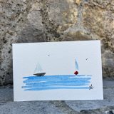 Cartes artistiques Collection "La Côte bleue" par Jana Kuzmi Découvrez l'Art Unique des Cartes Artistiques Jana Kuzmi - Inspirées par la Provence et la Méditerranée Et plus particulièrement Les cartes artistiques la collection  "La Côte bleue" Plongez dans l'univers artistique envoûtant de Jana Kuzmi avec nos cartes artistiques uniques, confectionnées à la main avec amour et expertise. Chaque carte est une œuvre d'art en soi, réalisée sur du papier aquarelle de 300 grammes, minutieusement découpé et peint à la main par l'artiste elle-même. Situé à Bouc Bel Air, près d'Aix en Provence, l'atelier de Jana Kuzmi est le lieu où naissent ces créations inspirées par les paysages enchanteurs de la Provence. Cette fois-ci, plongez dans la splendeur de la Méditerranée et de la Côte Bleue à travers sa nouvelle collection. L'horizon infini, où les oiseaux dansent en liberté et les bateaux glissent paisiblement sur la mer calme, est magnifiquement capturé dans chaque œuvre. Ces cartes artistiques ne sont pas seulement des objets de beauté, mais aussi des moyens de transmettre des émotions et des messages spéciaux. Accompagnez un bijou exquis ou une toile d'art avec une carte personnalisée choisie parmi la réalisation de l'artiste Jana Kuzmi, et envoyez un cadeau vraiment unique à vos proches. Que ce soit pour célébrer une occasion spéciale ou simplement pour faire plaisir, nos cartes artistiques ajoutent une touche d'élégance et de créativité à chaque geste. Sur bouclebelair.com, notre site dédié à l'art et à l'artisanat, vous trouverez un large éventail de bijoux faits main et de toiles d'art originales, tous soigneusement réalisées et reconnues pour leur qualité et leur esthétique. Profitez de cette occasion pour explorer notre collection et laissez-vous séduire par l'authenticité et le charme de l'art créé par Jana Kuzmi. Commandez dès maintenant et laissez-vous transporter dans un monde où l'art rencontre la nature, où la beauté de la Provence et de la Méditerranée est immortalisée sur chaque carte artistique. Avec nos créations uniques, faites de chaque geste un acte d'expression artistique et de connexion émotionnelle.