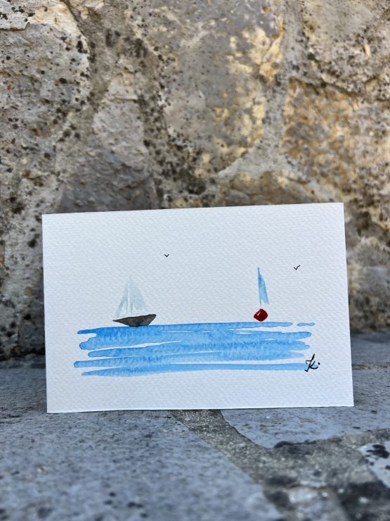 Cartes artistiques Collection "La Côte bleue" par Jana Kuzmi Découvrez l'Art Unique des Cartes Artistiques Jana Kuzmi - Inspirées par la Provence et la Méditerranée Et plus particulièrement Les cartes artistiques la collection  "La Côte bleue" Plongez dans l'univers artistique envoûtant de Jana Kuzmi avec nos cartes artistiques uniques, confectionnées à la main avec amour et expertise. Chaque carte est une œuvre d'art en soi, réalisée sur du papier aquarelle de 300 grammes, minutieusement découpé et peint à la main par l'artiste elle-même. Situé à Bouc Bel Air, près d'Aix en Provence, l'atelier de Jana Kuzmi est le lieu où naissent ces créations inspirées par les paysages enchanteurs de la Provence. Cette fois-ci, plongez dans la splendeur de la Méditerranée et de la Côte Bleue à travers sa nouvelle collection. L'horizon infini, où les oiseaux dansent en liberté et les bateaux glissent paisiblement sur la mer calme, est magnifiquement capturé dans chaque œuvre. Ces cartes artistiques ne sont pas seulement des objets de beauté, mais aussi des moyens de transmettre des émotions et des messages spéciaux. Accompagnez un bijou exquis ou une toile d'art avec une carte personnalisée choisie parmi la réalisation de l'artiste Jana Kuzmi, et envoyez un cadeau vraiment unique à vos proches. Que ce soit pour célébrer une occasion spéciale ou simplement pour faire plaisir, nos cartes artistiques ajoutent une touche d'élégance et de créativité à chaque geste. Sur bouclebelair.com, notre site dédié à l'art et à l'artisanat, vous trouverez un large éventail de bijoux faits main et de toiles d'art originales, tous soigneusement réalisées et reconnues pour leur qualité et leur esthétique. Profitez de cette occasion pour explorer notre collection et laissez-vous séduire par l'authenticité et le charme de l'art créé par Jana Kuzmi. Commandez dès maintenant et laissez-vous transporter dans un monde où l'art rencontre la nature, où la beauté de la Provence et de la Méditerranée est immortalisée sur chaque carte artistique. Avec nos créations uniques, faites de chaque geste un acte d'expression artistique et de connexion émotionnelle.