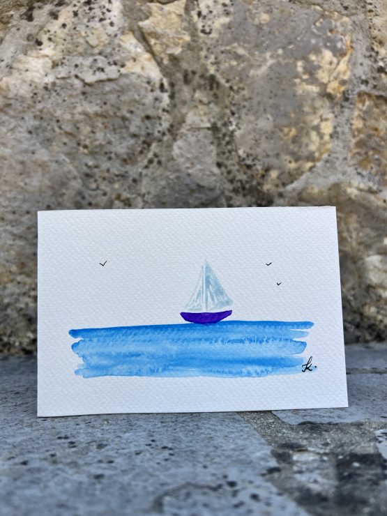 Cartes artistiques Collection "La Côte bleue" par Jana Kuzmi Découvrez l'Art Unique des Cartes Artistiques Jana Kuzmi - Inspirées par la Provence et la Méditerranée Et plus particulièrement Les cartes artistiques la collection  "La Côte bleue" Plongez dans l'univers artistique envoûtant de Jana Kuzmi avec nos cartes artistiques uniques, confectionnées à la main avec amour et expertise. Chaque carte est une œuvre d'art en soi, réalisée sur du papier aquarelle de 300 grammes, minutieusement découpé et peint à la main par l'artiste elle-même. Situé à Bouc Bel Air, près d'Aix en Provence, l'atelier de Jana Kuzmi est le lieu où naissent ces créations inspirées par les paysages enchanteurs de la Provence. Cette fois-ci, plongez dans la splendeur de la Méditerranée et de la Côte Bleue à travers sa nouvelle collection. L'horizon infini, où les oiseaux dansent en liberté et les bateaux glissent paisiblement sur la mer calme, est magnifiquement capturé dans chaque œuvre. Ces cartes artistiques ne sont pas seulement des objets de beauté, mais aussi des moyens de transmettre des émotions et des messages spéciaux. Accompagnez un bijou exquis ou une toile d'art avec une carte personnalisée choisie parmi la réalisation de l'artiste Jana Kuzmi, et envoyez un cadeau vraiment unique à vos proches. Que ce soit pour célébrer une occasion spéciale ou simplement pour faire plaisir, nos cartes artistiques ajoutent une touche d'élégance et de créativité à chaque geste. Sur bouclebelair.com, notre site dédié à l'art et à l'artisanat, vous trouverez un large éventail de bijoux faits main et de toiles d'art originales, tous soigneusement réalisées et reconnues pour leur qualité et leur esthétique. Profitez de cette occasion pour explorer notre collection et laissez-vous séduire par l'authenticité et le charme de l'art créé par Jana Kuzmi. Commandez dès maintenant et laissez-vous transporter dans un monde où l'art rencontre la nature, où la beauté de la Provence et de la Méditerranée est immortalisée sur chaque carte artistique. Avec nos créations uniques, faites de chaque geste un acte d'expression artistique et de connexion émotionnelle.