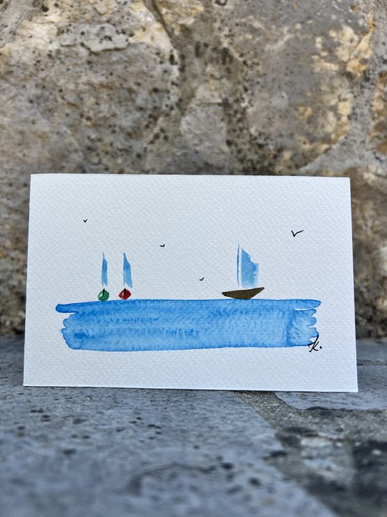 Cartes artistiques Collection "La Côte bleue" par Jana Kuzmi Découvrez l'Art Unique des Cartes Artistiques Jana Kuzmi - Inspirées par la Provence et la Méditerranée Et plus particulièrement Les cartes artistiques la collection  "La Côte bleue" Plongez dans l'univers artistique envoûtant de Jana Kuzmi avec nos cartes artistiques uniques, confectionnées à la main avec amour et expertise. Chaque carte est une œuvre d'art en soi, réalisée sur du papier aquarelle de 300 grammes, minutieusement découpé et peint à la main par l'artiste elle-même. Situé à Bouc Bel Air, près d'Aix en Provence, l'atelier de Jana Kuzmi est le lieu où naissent ces créations inspirées par les paysages enchanteurs de la Provence. Cette fois-ci, plongez dans la splendeur de la Méditerranée et de la Côte Bleue à travers sa nouvelle collection. L'horizon infini, où les oiseaux dansent en liberté et les bateaux glissent paisiblement sur la mer calme, est magnifiquement capturé dans chaque œuvre. Ces cartes artistiques ne sont pas seulement des objets de beauté, mais aussi des moyens de transmettre des émotions et des messages spéciaux. Accompagnez un bijou exquis ou une toile d'art avec une carte personnalisée choisie parmi la réalisation de l'artiste Jana Kuzmi, et envoyez un cadeau vraiment unique à vos proches. Que ce soit pour célébrer une occasion spéciale ou simplement pour faire plaisir, nos cartes artistiques ajoutent une touche d'élégance et de créativité à chaque geste. Sur bouclebelair.com, notre site dédié à l'art et à l'artisanat, vous trouverez un large éventail de bijoux faits main et de toiles d'art originales, tous soigneusement réalisées et reconnues pour leur qualité et leur esthétique. Profitez de cette occasion pour explorer notre collection et laissez-vous séduire par l'authenticité et le charme de l'art créé par Jana Kuzmi. Commandez dès maintenant et laissez-vous transporter dans un monde où l'art rencontre la nature, où la beauté de la Provence et de la Méditerranée est immortalisée sur chaque carte artistique. Avec nos créations uniques, faites de chaque geste un acte d'expression artistique et de connexion émotionnelle.