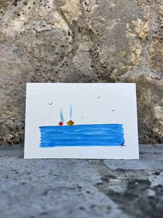 Cartes artistiques Collection "La Côte bleue" par Jana Kuzmi Découvrez l'Art Unique des Cartes Artistiques Jana Kuzmi - Inspirées par la Provence et la Méditerranée Et plus particulièrement Les cartes artistiques la collection  "La Côte bleue" Plongez dans l'univers artistique envoûtant de Jana Kuzmi avec nos cartes artistiques uniques, confectionnées à la main avec amour et expertise. Chaque carte est une œuvre d'art en soi, réalisée sur du papier aquarelle de 300 grammes, minutieusement découpé et peint à la main par l'artiste elle-même. Situé à Bouc Bel Air, près d'Aix en Provence, l'atelier de Jana Kuzmi est le lieu où naissent ces créations inspirées par les paysages enchanteurs de la Provence. Cette fois-ci, plongez dans la splendeur de la Méditerranée et de la Côte Bleue à travers sa nouvelle collection. L'horizon infini, où les oiseaux dansent en liberté et les bateaux glissent paisiblement sur la mer calme, est magnifiquement capturé dans chaque œuvre. Ces cartes artistiques ne sont pas seulement des objets de beauté, mais aussi des moyens de transmettre des émotions et des messages spéciaux. Accompagnez un bijou exquis ou une toile d'art avec une carte personnalisée choisie parmi la réalisation de l'artiste Jana Kuzmi, et envoyez un cadeau vraiment unique à vos proches. Que ce soit pour célébrer une occasion spéciale ou simplement pour faire plaisir, nos cartes artistiques ajoutent une touche d'élégance et de créativité à chaque geste. Sur bouclebelair.com, notre site dédié à l'art et à l'artisanat, vous trouverez un large éventail de bijoux faits main et de toiles d'art originales, tous soigneusement réalisées et reconnues pour leur qualité et leur esthétique. Profitez de cette occasion pour explorer notre collection et laissez-vous séduire par l'authenticité et le charme de l'art créé par Jana Kuzmi. Commandez dès maintenant et laissez-vous transporter dans un monde où l'art rencontre la nature, où la beauté de la Provence et de la Méditerranée est immortalisée sur chaque carte artistique. Avec nos créations uniques, faites de chaque geste un acte d'expression artistique et de connexion émotionnelle.