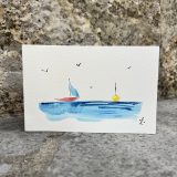 Cartes artistiques Collection "La Côte bleue" par Jana Kuzmi Découvrez l'Art Unique des Cartes Artistiques Jana Kuzmi - Inspirées par la Provence et la Méditerranée Et plus particulièrement Les cartes artistiques la collection  "La Côte bleue" Plongez dans l'univers artistique envoûtant de Jana Kuzmi avec nos cartes artistiques uniques, confectionnées à la main avec amour et expertise. Chaque carte est une œuvre d'art en soi, réalisée sur du papier aquarelle de 300 grammes, minutieusement découpé et peint à la main par l'artiste elle-même. Situé à Bouc Bel Air, près d'Aix en Provence, l'atelier de Jana Kuzmi est le lieu où naissent ces créations inspirées par les paysages enchanteurs de la Provence. Cette fois-ci, plongez dans la splendeur de la Méditerranée et de la Côte Bleue à travers sa nouvelle collection. L'horizon infini, où les oiseaux dansent en liberté et les bateaux glissent paisiblement sur la mer calme, est magnifiquement capturé dans chaque œuvre. Ces cartes artistiques ne sont pas seulement des objets de beauté, mais aussi des moyens de transmettre des émotions et des messages spéciaux. Accompagnez un bijou exquis ou une toile d'art avec une carte personnalisée choisie parmi la réalisation de l'artiste Jana Kuzmi, et envoyez un cadeau vraiment unique à vos proches. Que ce soit pour célébrer une occasion spéciale ou simplement pour faire plaisir, nos cartes artistiques ajoutent une touche d'élégance et de créativité à chaque geste. Sur bouclebelair.com, notre site dédié à l'art et à l'artisanat, vous trouverez un large éventail de bijoux faits main et de toiles d'art originales, tous soigneusement réalisées et reconnues pour leur qualité et leur esthétique. Profitez de cette occasion pour explorer notre collection et laissez-vous séduire par l'authenticité et le charme de l'art créé par Jana Kuzmi. Commandez dès maintenant et laissez-vous transporter dans un monde où l'art rencontre la nature, où la beauté de la Provence et de la Méditerranée est immortalisée sur chaque carte artistique. Avec nos créations uniques, faites de chaque geste un acte d'expression artistique et de connexion émotionnelle.