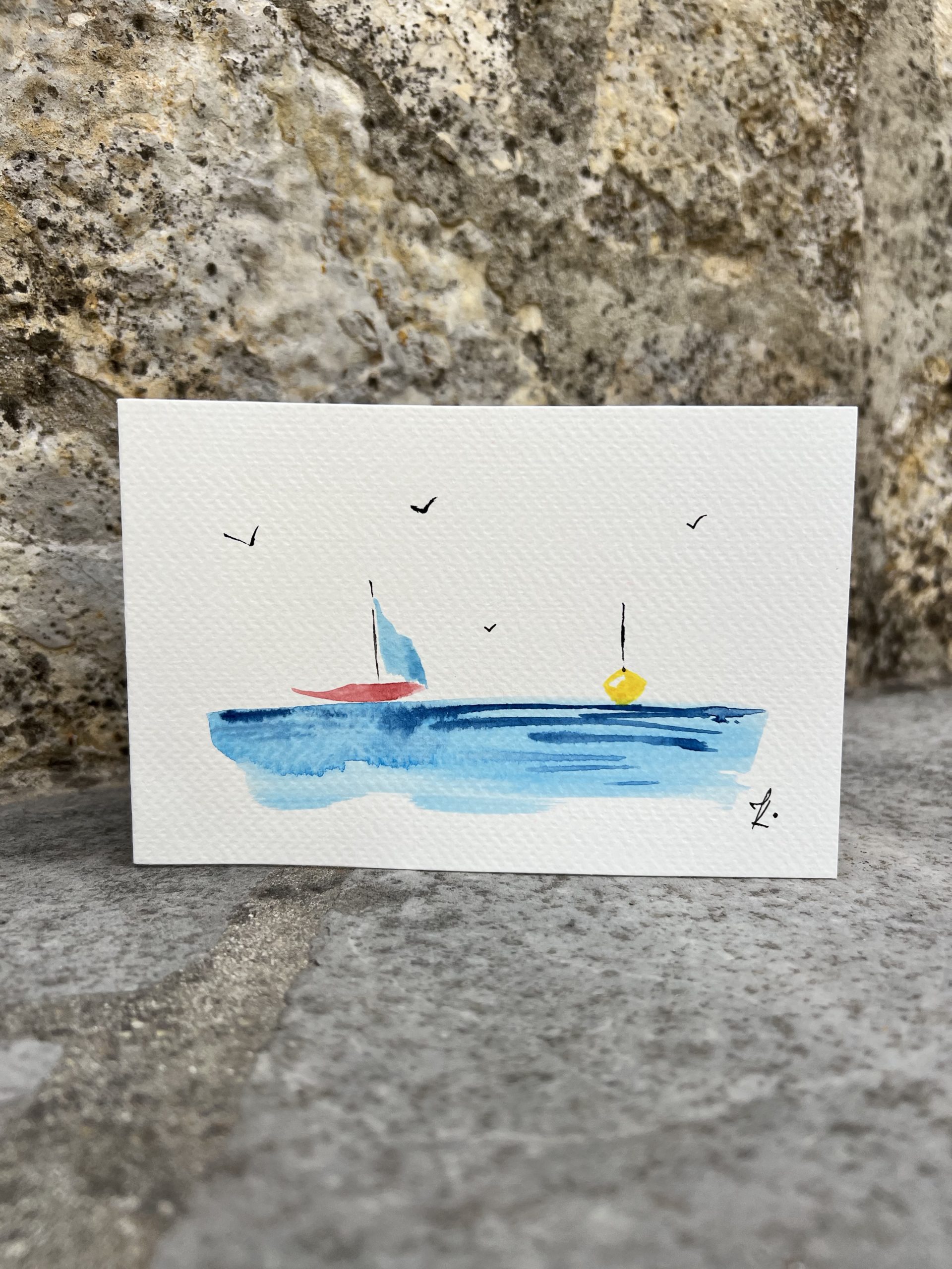 Cartes artistiques Collection "La Côte bleue" par Jana Kuzmi Découvrez l'Art Unique des Cartes Artistiques Jana Kuzmi - Inspirées par la Provence et la Méditerranée Et plus particulièrement Les cartes artistiques la collection  "La Côte bleue" Plongez dans l'univers artistique envoûtant de Jana Kuzmi avec nos cartes artistiques uniques, confectionnées à la main avec amour et expertise. Chaque carte est une œuvre d'art en soi, réalisée sur du papier aquarelle de 300 grammes, minutieusement découpé et peint à la main par l'artiste elle-même. Situé à Bouc Bel Air, près d'Aix en Provence, l'atelier de Jana Kuzmi est le lieu où naissent ces créations inspirées par les paysages enchanteurs de la Provence. Cette fois-ci, plongez dans la splendeur de la Méditerranée et de la Côte Bleue à travers sa nouvelle collection. L'horizon infini, où les oiseaux dansent en liberté et les bateaux glissent paisiblement sur la mer calme, est magnifiquement capturé dans chaque œuvre. Ces cartes artistiques ne sont pas seulement des objets de beauté, mais aussi des moyens de transmettre des émotions et des messages spéciaux. Accompagnez un bijou exquis ou une toile d'art avec une carte personnalisée choisie parmi la réalisation de l'artiste Jana Kuzmi, et envoyez un cadeau vraiment unique à vos proches. Que ce soit pour célébrer une occasion spéciale ou simplement pour faire plaisir, nos cartes artistiques ajoutent une touche d'élégance et de créativité à chaque geste. Sur bouclebelair.com, notre site dédié à l'art et à l'artisanat, vous trouverez un large éventail de bijoux faits main et de toiles d'art originales, tous soigneusement réalisées et reconnues pour leur qualité et leur esthétique. Profitez de cette occasion pour explorer notre collection et laissez-vous séduire par l'authenticité et le charme de l'art créé par Jana Kuzmi. Commandez dès maintenant et laissez-vous transporter dans un monde où l'art rencontre la nature, où la beauté de la Provence et de la Méditerranée est immortalisée sur chaque carte artistique. Avec nos créations uniques, faites de chaque geste un acte d'expression artistique et de connexion émotionnelle.