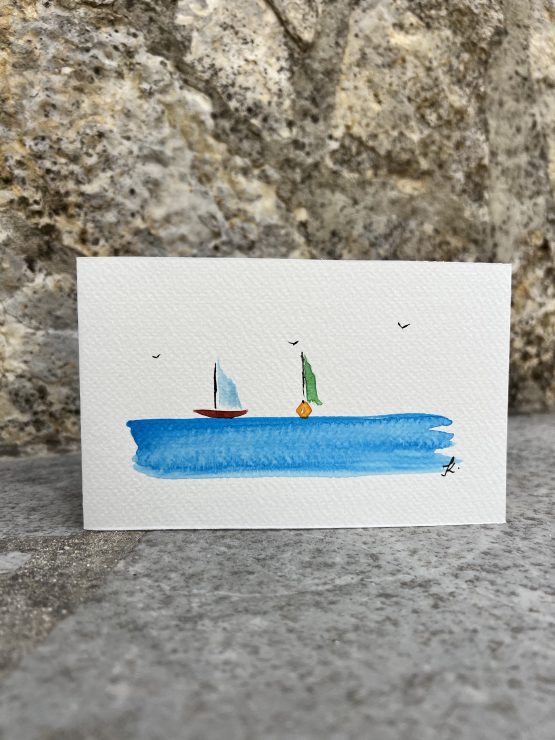 Cartes artistiques Collection "La Côte bleue" par Jana Kuzmi Découvrez l'Art Unique des Cartes Artistiques Jana Kuzmi - Inspirées par la Provence et la Méditerranée Et plus particulièrement Les cartes artistiques la collection  "La Côte bleue" Plongez dans l'univers artistique envoûtant de Jana Kuzmi avec nos cartes artistiques uniques, confectionnées à la main avec amour et expertise. Chaque carte est une œuvre d'art en soi, réalisée sur du papier aquarelle de 300 grammes, minutieusement découpé et peint à la main par l'artiste elle-même. Situé à Bouc Bel Air, près d'Aix en Provence, l'atelier de Jana Kuzmi est le lieu où naissent ces créations inspirées par les paysages enchanteurs de la Provence. Cette fois-ci, plongez dans la splendeur de la Méditerranée et de la Côte Bleue à travers sa nouvelle collection. L'horizon infini, où les oiseaux dansent en liberté et les bateaux glissent paisiblement sur la mer calme, est magnifiquement capturé dans chaque œuvre. Ces cartes artistiques ne sont pas seulement des objets de beauté, mais aussi des moyens de transmettre des émotions et des messages spéciaux. Accompagnez un bijou exquis ou une toile d'art avec une carte personnalisée choisie parmi la réalisation de l'artiste Jana Kuzmi, et envoyez un cadeau vraiment unique à vos proches. Que ce soit pour célébrer une occasion spéciale ou simplement pour faire plaisir, nos cartes artistiques ajoutent une touche d'élégance et de créativité à chaque geste. Sur bouclebelair.com, notre site dédié à l'art et à l'artisanat, vous trouverez un large éventail de bijoux faits main et de toiles d'art originales, tous soigneusement réalisées et reconnues pour leur qualité et leur esthétique. Profitez de cette occasion pour explorer notre collection et laissez-vous séduire par l'authenticité et le charme de l'art créé par Jana Kuzmi. Commandez dès maintenant et laissez-vous transporter dans un monde où l'art rencontre la nature, où la beauté de la Provence et de la Méditerranée est immortalisée sur chaque carte artistique. Avec nos créations uniques, faites de chaque geste un acte d'expression artistique et de connexion émotionnelle.