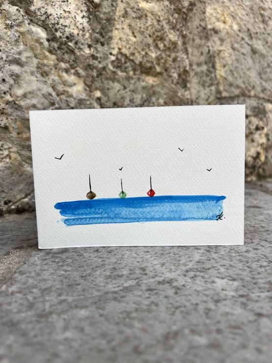 Cartes artistiques Collection "La Côte bleue" par Jana Kuzmi Découvrez l'Art Unique des Cartes Artistiques Jana Kuzmi - Inspirées par la Provence et la Méditerranée Et plus particulièrement Les cartes artistiques la collection  "La Côte bleue" Plongez dans l'univers artistique envoûtant de Jana Kuzmi avec nos cartes artistiques uniques, confectionnées à la main avec amour et expertise. Chaque carte est une œuvre d'art en soi, réalisée sur du papier aquarelle de 300 grammes, minutieusement découpé et peint à la main par l'artiste elle-même. Situé à Bouc Bel Air, près d'Aix en Provence, l'atelier de Jana Kuzmi est le lieu où naissent ces créations inspirées par les paysages enchanteurs de la Provence. Cette fois-ci, plongez dans la splendeur de la Méditerranée et de la Côte Bleue à travers sa nouvelle collection. L'horizon infini, où les oiseaux dansent en liberté et les bateaux glissent paisiblement sur la mer calme, est magnifiquement capturé dans chaque œuvre. Ces cartes artistiques ne sont pas seulement des objets de beauté, mais aussi des moyens de transmettre des émotions et des messages spéciaux. Accompagnez un bijou exquis ou une toile d'art avec une carte personnalisée choisie parmi la réalisation de l'artiste Jana Kuzmi, et envoyez un cadeau vraiment unique à vos proches. Que ce soit pour célébrer une occasion spéciale ou simplement pour faire plaisir, nos cartes artistiques ajoutent une touche d'élégance et de créativité à chaque geste. Sur bouclebelair.com, notre site dédié à l'art et à l'artisanat, vous trouverez un large éventail de bijoux faits main et de toiles d'art originales, tous soigneusement réalisées et reconnues pour leur qualité et leur esthétique. Profitez de cette occasion pour explorer notre collection et laissez-vous séduire par l'authenticité et le charme de l'art créé par Jana Kuzmi. Commandez dès maintenant et laissez-vous transporter dans un monde où l'art rencontre la nature, où la beauté de la Provence et de la Méditerranée est immortalisée sur chaque carte artistique. Avec nos créations uniques, faites de chaque geste un acte d'expression artistique et de connexion émotionnelle.