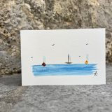 Cartes artistiques Collection "La Côte bleue" par Jana Kuzmi Découvrez l'Art Unique des Cartes Artistiques Jana Kuzmi - Inspirées par la Provence et la Méditerranée Et plus particulièrement Les cartes artistiques la collection  "La Côte bleue" Plongez dans l'univers artistique envoûtant de Jana Kuzmi avec nos cartes artistiques uniques, confectionnées à la main avec amour et expertise. Chaque carte est une œuvre d'art en soi, réalisée sur du papier aquarelle de 300 grammes, minutieusement découpé et peint à la main par l'artiste elle-même. Situé à Bouc Bel Air, près d'Aix en Provence, l'atelier de Jana Kuzmi est le lieu où naissent ces créations inspirées par les paysages enchanteurs de la Provence. Cette fois-ci, plongez dans la splendeur de la Méditerranée et de la Côte Bleue à travers sa nouvelle collection. L'horizon infini, où les oiseaux dansent en liberté et les bateaux glissent paisiblement sur la mer calme, est magnifiquement capturé dans chaque œuvre. Ces cartes artistiques ne sont pas seulement des objets de beauté, mais aussi des moyens de transmettre des émotions et des messages spéciaux. Accompagnez un bijou exquis ou une toile d'art avec une carte personnalisée choisie parmi la réalisation de l'artiste Jana Kuzmi, et envoyez un cadeau vraiment unique à vos proches. Que ce soit pour célébrer une occasion spéciale ou simplement pour faire plaisir, nos cartes artistiques ajoutent une touche d'élégance et de créativité à chaque geste. Sur bouclebelair.com, notre site dédié à l'art et à l'artisanat, vous trouverez un large éventail de bijoux faits main et de toiles d'art originales, tous soigneusement réalisées et reconnues pour leur qualité et leur esthétique. Profitez de cette occasion pour explorer notre collection et laissez-vous séduire par l'authenticité et le charme de l'art créé par Jana Kuzmi. Commandez dès maintenant et laissez-vous transporter dans un monde où l'art rencontre la nature, où la beauté de la Provence et de la Méditerranée est immortalisée sur chaque carte artistique. Avec nos créations uniques, faites de chaque geste un acte d'expression artistique et de connexion émotionnelle.