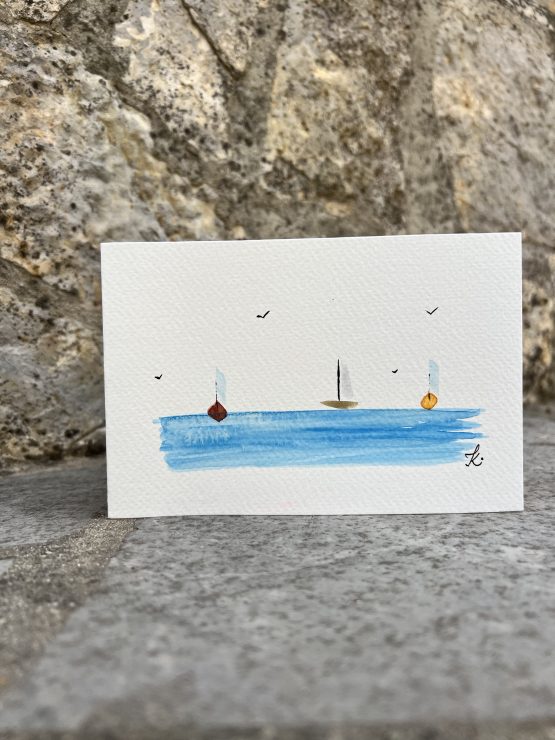 Cartes artistiques Collection "La Côte bleue" par Jana Kuzmi Découvrez l'Art Unique des Cartes Artistiques Jana Kuzmi - Inspirées par la Provence et la Méditerranée Et plus particulièrement Les cartes artistiques la collection  "La Côte bleue" Plongez dans l'univers artistique envoûtant de Jana Kuzmi avec nos cartes artistiques uniques, confectionnées à la main avec amour et expertise. Chaque carte est une œuvre d'art en soi, réalisée sur du papier aquarelle de 300 grammes, minutieusement découpé et peint à la main par l'artiste elle-même. Situé à Bouc Bel Air, près d'Aix en Provence, l'atelier de Jana Kuzmi est le lieu où naissent ces créations inspirées par les paysages enchanteurs de la Provence. Cette fois-ci, plongez dans la splendeur de la Méditerranée et de la Côte Bleue à travers sa nouvelle collection. L'horizon infini, où les oiseaux dansent en liberté et les bateaux glissent paisiblement sur la mer calme, est magnifiquement capturé dans chaque œuvre. Ces cartes artistiques ne sont pas seulement des objets de beauté, mais aussi des moyens de transmettre des émotions et des messages spéciaux. Accompagnez un bijou exquis ou une toile d'art avec une carte personnalisée choisie parmi la réalisation de l'artiste Jana Kuzmi, et envoyez un cadeau vraiment unique à vos proches. Que ce soit pour célébrer une occasion spéciale ou simplement pour faire plaisir, nos cartes artistiques ajoutent une touche d'élégance et de créativité à chaque geste. Sur bouclebelair.com, notre site dédié à l'art et à l'artisanat, vous trouverez un large éventail de bijoux faits main et de toiles d'art originales, tous soigneusement réalisées et reconnues pour leur qualité et leur esthétique. Profitez de cette occasion pour explorer notre collection et laissez-vous séduire par l'authenticité et le charme de l'art créé par Jana Kuzmi. Commandez dès maintenant et laissez-vous transporter dans un monde où l'art rencontre la nature, où la beauté de la Provence et de la Méditerranée est immortalisée sur chaque carte artistique. Avec nos créations uniques, faites de chaque geste un acte d'expression artistique et de connexion émotionnelle.