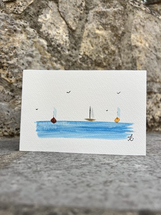 Cartes artistiques Collection "La Côte bleue" par Jana Kuzmi Découvrez l'Art Unique des Cartes Artistiques Jana Kuzmi - Inspirées par la Provence et la Méditerranée Et plus particulièrement Les cartes artistiques la collection  "La Côte bleue" Plongez dans l'univers artistique envoûtant de Jana Kuzmi avec nos cartes artistiques uniques, confectionnées à la main avec amour et expertise. Chaque carte est une œuvre d'art en soi, réalisée sur du papier aquarelle de 300 grammes, minutieusement découpé et peint à la main par l'artiste elle-même. Situé à Bouc Bel Air, près d'Aix en Provence, l'atelier de Jana Kuzmi est le lieu où naissent ces créations inspirées par les paysages enchanteurs de la Provence. Cette fois-ci, plongez dans la splendeur de la Méditerranée et de la Côte Bleue à travers sa nouvelle collection. L'horizon infini, où les oiseaux dansent en liberté et les bateaux glissent paisiblement sur la mer calme, est magnifiquement capturé dans chaque œuvre. Ces cartes artistiques ne sont pas seulement des objets de beauté, mais aussi des moyens de transmettre des émotions et des messages spéciaux. Accompagnez un bijou exquis ou une toile d'art avec une carte personnalisée choisie parmi la réalisation de l'artiste Jana Kuzmi, et envoyez un cadeau vraiment unique à vos proches. Que ce soit pour célébrer une occasion spéciale ou simplement pour faire plaisir, nos cartes artistiques ajoutent une touche d'élégance et de créativité à chaque geste. Sur bouclebelair.com, notre site dédié à l'art et à l'artisanat, vous trouverez un large éventail de bijoux faits main et de toiles d'art originales, tous soigneusement réalisées et reconnues pour leur qualité et leur esthétique. Profitez de cette occasion pour explorer notre collection et laissez-vous séduire par l'authenticité et le charme de l'art créé par Jana Kuzmi. Commandez dès maintenant et laissez-vous transporter dans un monde où l'art rencontre la nature, où la beauté de la Provence et de la Méditerranée est immortalisée sur chaque carte artistique. Avec nos créations uniques, faites de chaque geste un acte d'expression artistique et de connexion émotionnelle.