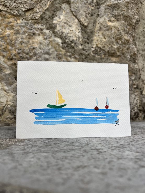 Cartes artistiques Collection "La Côte bleue" par Jana Kuzmi Découvrez l'Art Unique des Cartes Artistiques Jana Kuzmi - Inspirées par la Provence et la Méditerranée Et plus particulièrement Les cartes artistiques la collection  "La Côte bleue" Plongez dans l'univers artistique envoûtant de Jana Kuzmi avec nos cartes artistiques uniques, confectionnées à la main avec amour et expertise. Chaque carte est une œuvre d'art en soi, réalisée sur du papier aquarelle de 300 grammes, minutieusement découpé et peint à la main par l'artiste elle-même. Situé à Bouc Bel Air, près d'Aix en Provence, l'atelier de Jana Kuzmi est le lieu où naissent ces créations inspirées par les paysages enchanteurs de la Provence. Cette fois-ci, plongez dans la splendeur de la Méditerranée et de la Côte Bleue à travers sa nouvelle collection. L'horizon infini, où les oiseaux dansent en liberté et les bateaux glissent paisiblement sur la mer calme, est magnifiquement capturé dans chaque œuvre. Ces cartes artistiques ne sont pas seulement des objets de beauté, mais aussi des moyens de transmettre des émotions et des messages spéciaux. Accompagnez un bijou exquis ou une toile d'art avec une carte personnalisée choisie parmi la réalisation de l'artiste Jana Kuzmi, et envoyez un cadeau vraiment unique à vos proches. Que ce soit pour célébrer une occasion spéciale ou simplement pour faire plaisir, nos cartes artistiques ajoutent une touche d'élégance et de créativité à chaque geste. Sur bouclebelair.com, notre site dédié à l'art et à l'artisanat, vous trouverez un large éventail de bijoux faits main et de toiles d'art originales, tous soigneusement réalisées et reconnues pour leur qualité et leur esthétique. Profitez de cette occasion pour explorer notre collection et laissez-vous séduire par l'authenticité et le charme de l'art créé par Jana Kuzmi. Commandez dès maintenant et laissez-vous transporter dans un monde où l'art rencontre la nature, où la beauté de la Provence et de la Méditerranée est immortalisée sur chaque carte artistique. Avec nos créations uniques, faites de chaque geste un acte d'expression artistique et de connexion émotionnelle.