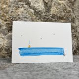 Cartes artistiques Collection "La Côte bleue" par Jana Kuzmi Découvrez l'Art Unique des Cartes Artistiques Jana Kuzmi - Inspirées par la Provence et la Méditerranée Et plus particulièrement Les cartes artistiques la collection  "La Côte bleue" Plongez dans l'univers artistique envoûtant de Jana Kuzmi avec nos cartes artistiques uniques, confectionnées à la main avec amour et expertise. Chaque carte est une œuvre d'art en soi, réalisée sur du papier aquarelle de 300 grammes, minutieusement découpé et peint à la main par l'artiste elle-même. Situé à Bouc Bel Air, près d'Aix en Provence, l'atelier de Jana Kuzmi est le lieu où naissent ces créations inspirées par les paysages enchanteurs de la Provence. Cette fois-ci, plongez dans la splendeur de la Méditerranée et de la Côte Bleue à travers sa nouvelle collection. L'horizon infini, où les oiseaux dansent en liberté et les bateaux glissent paisiblement sur la mer calme, est magnifiquement capturé dans chaque œuvre. Ces cartes artistiques ne sont pas seulement des objets de beauté, mais aussi des moyens de transmettre des émotions et des messages spéciaux. Accompagnez un bijou exquis ou une toile d'art avec une carte personnalisée choisie parmi la réalisation de l'artiste Jana Kuzmi, et envoyez un cadeau vraiment unique à vos proches. Que ce soit pour célébrer une occasion spéciale ou simplement pour faire plaisir, nos cartes artistiques ajoutent une touche d'élégance et de créativité à chaque geste. Sur bouclebelair.com, notre site dédié à l'art et à l'artisanat, vous trouverez un large éventail de bijoux faits main et de toiles d'art originales, tous soigneusement réalisées et reconnues pour leur qualité et leur esthétique. Profitez de cette occasion pour explorer notre collection et laissez-vous séduire par l'authenticité et le charme de l'art créé par Jana Kuzmi. Commandez dès maintenant et laissez-vous transporter dans un monde où l'art rencontre la nature, où la beauté de la Provence et de la Méditerranée est immortalisée sur chaque carte artistique. Avec nos créations uniques, faites de chaque geste un acte d'expression artistique et de connexion émotionnelle.