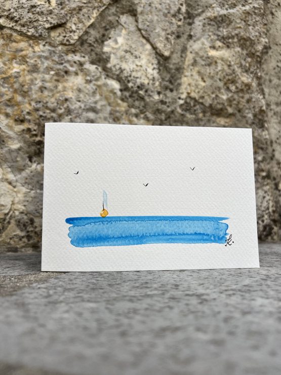 Cartes artistiques Collection "La Côte bleue" par Jana Kuzmi Découvrez l'Art Unique des Cartes Artistiques Jana Kuzmi - Inspirées par la Provence et la Méditerranée Et plus particulièrement Les cartes artistiques la collection  "La Côte bleue" Plongez dans l'univers artistique envoûtant de Jana Kuzmi avec nos cartes artistiques uniques, confectionnées à la main avec amour et expertise. Chaque carte est une œuvre d'art en soi, réalisée sur du papier aquarelle de 300 grammes, minutieusement découpé et peint à la main par l'artiste elle-même. Situé à Bouc Bel Air, près d'Aix en Provence, l'atelier de Jana Kuzmi est le lieu où naissent ces créations inspirées par les paysages enchanteurs de la Provence. Cette fois-ci, plongez dans la splendeur de la Méditerranée et de la Côte Bleue à travers sa nouvelle collection. L'horizon infini, où les oiseaux dansent en liberté et les bateaux glissent paisiblement sur la mer calme, est magnifiquement capturé dans chaque œuvre. Ces cartes artistiques ne sont pas seulement des objets de beauté, mais aussi des moyens de transmettre des émotions et des messages spéciaux. Accompagnez un bijou exquis ou une toile d'art avec une carte personnalisée choisie parmi la réalisation de l'artiste Jana Kuzmi, et envoyez un cadeau vraiment unique à vos proches. Que ce soit pour célébrer une occasion spéciale ou simplement pour faire plaisir, nos cartes artistiques ajoutent une touche d'élégance et de créativité à chaque geste. Sur bouclebelair.com, notre site dédié à l'art et à l'artisanat, vous trouverez un large éventail de bijoux faits main et de toiles d'art originales, tous soigneusement réalisées et reconnues pour leur qualité et leur esthétique. Profitez de cette occasion pour explorer notre collection et laissez-vous séduire par l'authenticité et le charme de l'art créé par Jana Kuzmi. Commandez dès maintenant et laissez-vous transporter dans un monde où l'art rencontre la nature, où la beauté de la Provence et de la Méditerranée est immortalisée sur chaque carte artistique. Avec nos créations uniques, faites de chaque geste un acte d'expression artistique et de connexion émotionnelle.