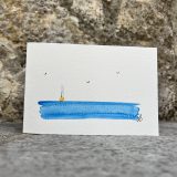 Cartes artistiques Collection "La Côte bleue" par Jana Kuzmi Découvrez l'Art Unique des Cartes Artistiques Jana Kuzmi - Inspirées par la Provence et la Méditerranée Et plus particulièrement Les cartes artistiques la collection  "La Côte bleue" Plongez dans l'univers artistique envoûtant de Jana Kuzmi avec nos cartes artistiques uniques, confectionnées à la main avec amour et expertise. Chaque carte est une œuvre d'art en soi, réalisée sur du papier aquarelle de 300 grammes, minutieusement découpé et peint à la main par l'artiste elle-même. Situé à Bouc Bel Air, près d'Aix en Provence, l'atelier de Jana Kuzmi est le lieu où naissent ces créations inspirées par les paysages enchanteurs de la Provence. Cette fois-ci, plongez dans la splendeur de la Méditerranée et de la Côte Bleue à travers sa nouvelle collection. L'horizon infini, où les oiseaux dansent en liberté et les bateaux glissent paisiblement sur la mer calme, est magnifiquement capturé dans chaque œuvre. Ces cartes artistiques ne sont pas seulement des objets de beauté, mais aussi des moyens de transmettre des émotions et des messages spéciaux. Accompagnez un bijou exquis ou une toile d'art avec une carte personnalisée choisie parmi la réalisation de l'artiste Jana Kuzmi, et envoyez un cadeau vraiment unique à vos proches. Que ce soit pour célébrer une occasion spéciale ou simplement pour faire plaisir, nos cartes artistiques ajoutent une touche d'élégance et de créativité à chaque geste. Sur bouclebelair.com, notre site dédié à l'art et à l'artisanat, vous trouverez un large éventail de bijoux faits main et de toiles d'art originales, tous soigneusement réalisées et reconnues pour leur qualité et leur esthétique. Profitez de cette occasion pour explorer notre collection et laissez-vous séduire par l'authenticité et le charme de l'art créé par Jana Kuzmi. Commandez dès maintenant et laissez-vous transporter dans un monde où l'art rencontre la nature, où la beauté de la Provence et de la Méditerranée est immortalisée sur chaque carte artistique. Avec nos créations uniques, faites de chaque geste un acte d'expression artistique et de connexion émotionnelle.