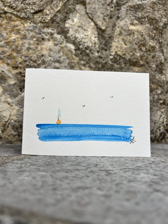 Cartes artistiques Collection "La Côte bleue" par Jana Kuzmi Découvrez l'Art Unique des Cartes Artistiques Jana Kuzmi - Inspirées par la Provence et la Méditerranée Et plus particulièrement Les cartes artistiques la collection  "La Côte bleue" Plongez dans l'univers artistique envoûtant de Jana Kuzmi avec nos cartes artistiques uniques, confectionnées à la main avec amour et expertise. Chaque carte est une œuvre d'art en soi, réalisée sur du papier aquarelle de 300 grammes, minutieusement découpé et peint à la main par l'artiste elle-même. Situé à Bouc Bel Air, près d'Aix en Provence, l'atelier de Jana Kuzmi est le lieu où naissent ces créations inspirées par les paysages enchanteurs de la Provence. Cette fois-ci, plongez dans la splendeur de la Méditerranée et de la Côte Bleue à travers sa nouvelle collection. L'horizon infini, où les oiseaux dansent en liberté et les bateaux glissent paisiblement sur la mer calme, est magnifiquement capturé dans chaque œuvre. Ces cartes artistiques ne sont pas seulement des objets de beauté, mais aussi des moyens de transmettre des émotions et des messages spéciaux. Accompagnez un bijou exquis ou une toile d'art avec une carte personnalisée choisie parmi la réalisation de l'artiste Jana Kuzmi, et envoyez un cadeau vraiment unique à vos proches. Que ce soit pour célébrer une occasion spéciale ou simplement pour faire plaisir, nos cartes artistiques ajoutent une touche d'élégance et de créativité à chaque geste. Sur bouclebelair.com, notre site dédié à l'art et à l'artisanat, vous trouverez un large éventail de bijoux faits main et de toiles d'art originales, tous soigneusement réalisées et reconnues pour leur qualité et leur esthétique. Profitez de cette occasion pour explorer notre collection et laissez-vous séduire par l'authenticité et le charme de l'art créé par Jana Kuzmi. Commandez dès maintenant et laissez-vous transporter dans un monde où l'art rencontre la nature, où la beauté de la Provence et de la Méditerranée est immortalisée sur chaque carte artistique. Avec nos créations uniques, faites de chaque geste un acte d'expression artistique et de connexion émotionnelle.