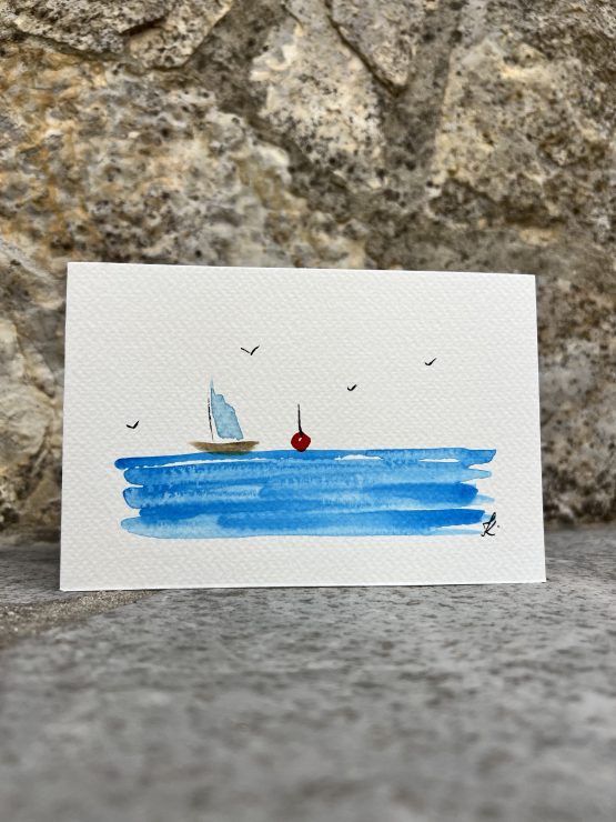 Cartes artistiques Collection "La Côte bleue" par Jana Kuzmi Découvrez l'Art Unique des Cartes Artistiques Jana Kuzmi - Inspirées par la Provence et la Méditerranée Et plus particulièrement Les cartes artistiques la collection  "La Côte bleue" Plongez dans l'univers artistique envoûtant de Jana Kuzmi avec nos cartes artistiques uniques, confectionnées à la main avec amour et expertise. Chaque carte est une œuvre d'art en soi, réalisée sur du papier aquarelle de 300 grammes, minutieusement découpé et peint à la main par l'artiste elle-même. Situé à Bouc Bel Air, près d'Aix en Provence, l'atelier de Jana Kuzmi est le lieu où naissent ces créations inspirées par les paysages enchanteurs de la Provence. Cette fois-ci, plongez dans la splendeur de la Méditerranée et de la Côte Bleue à travers sa nouvelle collection. L'horizon infini, où les oiseaux dansent en liberté et les bateaux glissent paisiblement sur la mer calme, est magnifiquement capturé dans chaque œuvre. Ces cartes artistiques ne sont pas seulement des objets de beauté, mais aussi des moyens de transmettre des émotions et des messages spéciaux. Accompagnez un bijou exquis ou une toile d'art avec une carte personnalisée choisie parmi la réalisation de l'artiste Jana Kuzmi, et envoyez un cadeau vraiment unique à vos proches. Que ce soit pour célébrer une occasion spéciale ou simplement pour faire plaisir, nos cartes artistiques ajoutent une touche d'élégance et de créativité à chaque geste. Sur bouclebelair.com, notre site dédié à l'art et à l'artisanat, vous trouverez un large éventail de bijoux faits main et de toiles d'art originales, tous soigneusement réalisées et reconnues pour leur qualité et leur esthétique. Profitez de cette occasion pour explorer notre collection et laissez-vous séduire par l'authenticité et le charme de l'art créé par Jana Kuzmi. Commandez dès maintenant et laissez-vous transporter dans un monde où l'art rencontre la nature, où la beauté de la Provence et de la Méditerranée est immortalisée sur chaque carte artistique. Avec nos créations uniques, faites de chaque geste un acte d'expression artistique et de connexion émotionnelle.