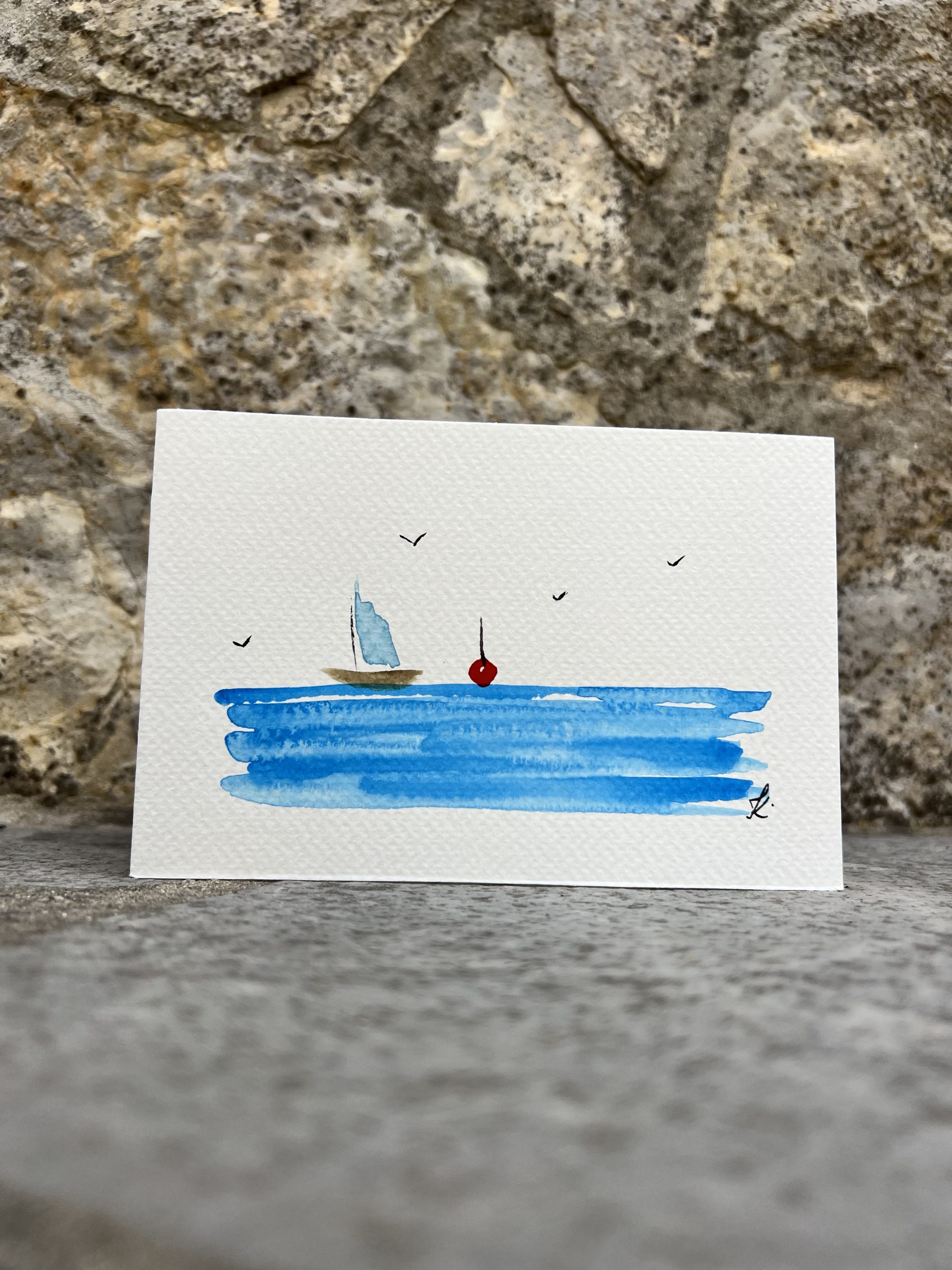 Cartes artistiques Collection "La Côte bleue" par Jana Kuzmi Découvrez l'Art Unique des Cartes Artistiques Jana Kuzmi - Inspirées par la Provence et la Méditerranée Et plus particulièrement Les cartes artistiques la collection  "La Côte bleue" Plongez dans l'univers artistique envoûtant de Jana Kuzmi avec nos cartes artistiques uniques, confectionnées à la main avec amour et expertise. Chaque carte est une œuvre d'art en soi, réalisée sur du papier aquarelle de 300 grammes, minutieusement découpé et peint à la main par l'artiste elle-même. Situé à Bouc Bel Air, près d'Aix en Provence, l'atelier de Jana Kuzmi est le lieu où naissent ces créations inspirées par les paysages enchanteurs de la Provence. Cette fois-ci, plongez dans la splendeur de la Méditerranée et de la Côte Bleue à travers sa nouvelle collection. L'horizon infini, où les oiseaux dansent en liberté et les bateaux glissent paisiblement sur la mer calme, est magnifiquement capturé dans chaque œuvre. Ces cartes artistiques ne sont pas seulement des objets de beauté, mais aussi des moyens de transmettre des émotions et des messages spéciaux. Accompagnez un bijou exquis ou une toile d'art avec une carte personnalisée choisie parmi la réalisation de l'artiste Jana Kuzmi, et envoyez un cadeau vraiment unique à vos proches. Que ce soit pour célébrer une occasion spéciale ou simplement pour faire plaisir, nos cartes artistiques ajoutent une touche d'élégance et de créativité à chaque geste. Sur bouclebelair.com, notre site dédié à l'art et à l'artisanat, vous trouverez un large éventail de bijoux faits main et de toiles d'art originales, tous soigneusement réalisées et reconnues pour leur qualité et leur esthétique. Profitez de cette occasion pour explorer notre collection et laissez-vous séduire par l'authenticité et le charme de l'art créé par Jana Kuzmi. Commandez dès maintenant et laissez-vous transporter dans un monde où l'art rencontre la nature, où la beauté de la Provence et de la Méditerranée est immortalisée sur chaque carte artistique. Avec nos créations uniques, faites de chaque geste un acte d'expression artistique et de connexion émotionnelle.