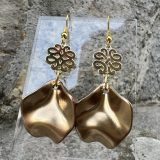 Boucles d’oreilles Flavie Découvrez les boucles d’oreilles “Flavie”, des bijoux fantaisie uniques en leur genre. Déclinées en plusieurs couleurs tendance  – blanc mat, rose métallisé, vert foncé métallisé, bleu royal mat, rouge métallisé et or – elles offrent une touche de raffinement avec leurs projections de couleur or, appliquées à la main pour une finition singulière sur chaque paire. Le design inclut un élément doré élégant et une pétale suspendue de couleur tachetée or, rendant ces boucles d’oreilles idéales pour compléter vos tenues au quotidien ou pour des occasions spéciales. Créées par l’artiste Jana Kuzmi, elles représentent un accessoire original et de qualité qui saura se démarquer dans votre collection de bijoux.