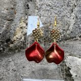 Boucles d’oreilles Flavie Découvrez les boucles d’oreilles “Flavie”, des bijoux fantaisie uniques en leur genre. Déclinées en plusieurs couleurs tendance  – blanc mat, rose métallisé, vert foncé métallisé, bleu royal mat, rouge métallisé et or – elles offrent une touche de raffinement avec leurs projections de couleur or, appliquées à la main pour une finition singulière sur chaque paire. Le design inclut un élément doré élégant et une pétale suspendue de couleur tachetée or, rendant ces boucles d’oreilles idéales pour compléter vos tenues au quotidien ou pour des occasions spéciales. Créées par l’artiste Jana Kuzmi, elles représentent un accessoire original et de qualité qui saura se démarquer dans votre collection de bijoux.