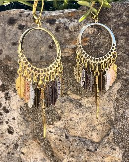 Boucles d'oreilles - Attrape rêve Boucles d'oreilles artisanales avec plumes colorées/teintes dorées et argentées – Attrape-rêves fait main par Jana Kuzmi | Boucle Bel Air Découvrez nos magnifiques boucles d'oreilles artisanales, conçues avec soin par l'artiste Jana Kuzmi sous la marque Boucle Bel Air. Chaque paire met en valeur des plumes dures de différentes couleurs, attachées à un cercle qui forme un attrape-rêves unique et élégant. Parfaites pour ajouter une touche bohème et colorée à votre style, ces boucles d'oreilles faites main sont idéales pour les amoureux de l'artisanat et de la mode éthique. Boucles d'oreilles - Attrape rêve Offrez-vous un accessoire original, léger et plein de charme, qui reflète la créativité et le savoir-faire de Jana Kuzmi. Caractéristiques principales : Création artisanale par Jana Kuzmi Design attrape-rêves avec plumes colorées Boucles d'oreilles faites main Matériaux de qualité, plumes dures résistantes Idéal pour un style bohème, ethnique ou tendance Ajoutez une touche d'originalité à votre collection avec ces, Boucles d'oreilles - Attrape rêve, uniques, parfaites pour toutes les occasions. 