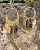 Boucles d'oreilles - Attrape rêve Boucles d'oreilles artisanales avec plumes colorées/teintes dorées et argentées – Attrape-rêves fait main par Jana Kuzmi | Boucle Bel Air Découvrez nos magnifiques boucles d'oreilles artisanales, conçues avec soin par l'artiste Jana Kuzmi sous la marque Boucle Bel Air. Chaque paire met en valeur des plumes dures de différentes couleurs, attachées à un cercle qui forme un attrape-rêves unique et élégant. Parfaites pour ajouter une touche bohème et colorée à votre style, ces boucles d'oreilles faites main sont idéales pour les amoureux de l'artisanat et de la mode éthique. Boucles d'oreilles - Attrape rêve Offrez-vous un accessoire original, léger et plein de charme, qui reflète la créativité et le savoir-faire de Jana Kuzmi. Caractéristiques principales : Création artisanale par Jana Kuzmi Design attrape-rêves avec plumes colorées Boucles d'oreilles faites main Matériaux de qualité, plumes dures résistantes Idéal pour un style bohème, ethnique ou tendance Ajoutez une touche d'originalité à votre collection avec ces, Boucles d'oreilles - Attrape rêve, uniques, parfaites pour toutes les occasions. 