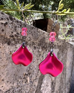 Boucles d'oreilles avec pétale rose métallisée et perles roses – Création de Jana Kuzmi pour Boucle Bel Air Apportez une touche de douceur et d'élégance à votre style avec ces magnifiques boucles d'oreilles pendantes, entièrement faites main par l'artiste peintre et créatrice de bijoux Jana Kuzmi, sous la marque Boucle Bel Air. Chaque paire se distingue par une pétale en métal rose métallisé, délicatement travaillée pour refléter la lumière et créer un effet sophistiqué. Suspendues à une attache sécurisée en acier inoxydable gris foncé, elles offrent à la fois confort et durabilité. Deux perles roses suspendues viennent compléter l'ensemble, apportant une note de féminité et de romantisme à ces bijoux uniques. Leur design bohème chic en fait un accessoire parfait pour sublimer vos tenues lors d'événements spéciaux ou pour une allure quotidienne élégante. Boucles d'oreilles avec pétale rose métallisée et perles roses Caractéristiques principales : Création artisanale par Jana Kuzmi Boucles d'oreilles pendantes en métal rose métallisé Deux perles roses suspendues pour une touche raffinée Attache sécurisée en acier inoxydable gris foncé, hypoallergénique et résistante Style bohème chic, fait main, idéal pour une allure élégante et tendance Offrez-vous ou offrez à un proche cette pièce unique, symbole de créativité et de savoir-faire artisanal. Un bijou qui allie finesse, originalité et élégance, signé par l’artiste Jana Kuzmi et présenté par Boucle Bel Air.