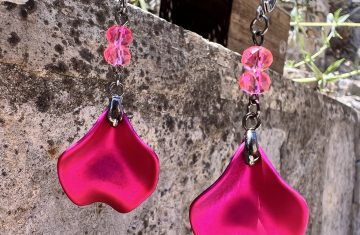 Boucles d'oreilles avec pétale rose métallisée et perles roses – Création de Jana Kuzmi pour Boucle Bel Air Apportez une touche de douceur et d'élégance à votre style avec ces magnifiques boucles d'oreilles pendantes, entièrement faites main par l'artiste peintre et créatrice de bijoux Jana Kuzmi, sous la marque Boucle Bel Air. Chaque paire se distingue par une pétale en métal rose métallisé, délicatement travaillée pour refléter la lumière et créer un effet sophistiqué. Suspendues à une attache sécurisée en acier inoxydable gris foncé, elles offrent à la fois confort et durabilité. Deux perles roses suspendues viennent compléter l'ensemble, apportant une note de féminité et de romantisme à ces bijoux uniques. Leur design bohème chic en fait un accessoire parfait pour sublimer vos tenues lors d'événements spéciaux ou pour une allure quotidienne élégante. Boucles d'oreilles avec pétale rose métallisée et perles roses Caractéristiques principales : Création artisanale par Jana Kuzmi Boucles d'oreilles pendantes en métal rose métallisé Deux perles roses suspendues pour une touche raffinée Attache sécurisée en acier inoxydable gris foncé, hypoallergénique et résistante Style bohème chic, fait main, idéal pour une allure élégante et tendance Offrez-vous ou offrez à un proche cette pièce unique, symbole de créativité et de savoir-faire artisanal. Un bijou qui allie finesse, originalité et élégance, signé par l’artiste Jana Kuzmi et présenté par Boucle Bel Air.