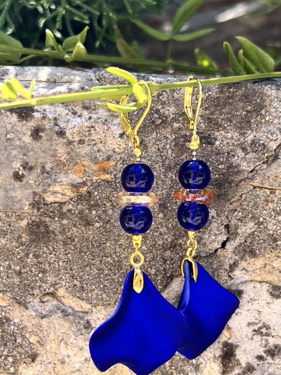 Boucles d'oreilles avec pétale bleue royale et éléments dorés  Boucles d'oreilles élégantes avec pétale bleue royale, éléments dorés et perles bleues foncées – Style tendance et sophistiqué Sublimez votre look avec ces magnifiques boucles d'oreilles, conçues pour les femmes modernes en quête d'élégance et de style. Dotées d'une pétale en bleu royal, ces boucles d'oreilles apportent une touche de couleur vibrante et raffinée. Les éléments dorés, soigneusement intégrés, ajoutent une note de luxe et de chaleur, tandis que deux perles bleues foncées, ornées d'une rondelle en zircon, offrent un éclat subtil et sophistiqué. Les attaches dorées sécurisées en acier inoxydable garantissent confort, durabilité et hypoallergénie, parfaites pour un port quotidien ou pour des occasions spéciales. Leur design en parfait alignement avec les tendances mode actuelles en fait un accessoire incontournable pour compléter une tenue chic ou bohème. Boucles d'oreilles avec pétale bleue royale et éléments dorés  Caractéristiques principales : Design élégant avec pétale bleue royale et éléments dorés Deux perles bleues foncées avec rondelle en zircon pour un éclat précieux Attaches dorées sécurisées en acier inoxydable, hypoallergéniques Style tendance, parfait pour toutes les occasions Bijou fait main, alliant finesse et modernité Offrez-vous cette paire de boucles d'oreilles sophistiquées ou faites-en un cadeau idéal pour une personne chère. Ajoutez une touche de couleur et d'élégance à votre collection de bijoux avec ces pièces uniques, conçues pour suivre et sublimer les tendances mode du moment.