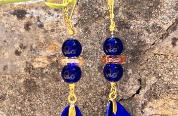 Boucles d'oreilles avec pétale bleue royale et éléments dorés  Boucles d'oreilles élégantes avec pétale bleue royale, éléments dorés et perles bleues foncées – Style tendance et sophistiqué Sublimez votre look avec ces magnifiques boucles d'oreilles, conçues pour les femmes modernes en quête d'élégance et de style. Dotées d'une pétale en bleu royal, ces boucles d'oreilles apportent une touche de couleur vibrante et raffinée. Les éléments dorés, soigneusement intégrés, ajoutent une note de luxe et de chaleur, tandis que deux perles bleues foncées, ornées d'une rondelle en zircon, offrent un éclat subtil et sophistiqué. Les attaches dorées sécurisées en acier inoxydable garantissent confort, durabilité et hypoallergénie, parfaites pour un port quotidien ou pour des occasions spéciales. Leur design en parfait alignement avec les tendances mode actuelles en fait un accessoire incontournable pour compléter une tenue chic ou bohème. Boucles d'oreilles avec pétale bleue royale et éléments dorés  Caractéristiques principales : Design élégant avec pétale bleue royale et éléments dorés Deux perles bleues foncées avec rondelle en zircon pour un éclat précieux Attaches dorées sécurisées en acier inoxydable, hypoallergéniques Style tendance, parfait pour toutes les occasions Bijou fait main, alliant finesse et modernité Offrez-vous cette paire de boucles d'oreilles sophistiquées ou faites-en un cadeau idéal pour une personne chère. Ajoutez une touche de couleur et d'élégance à votre collection de bijoux avec ces pièces uniques, conçues pour suivre et sublimer les tendances mode du moment.