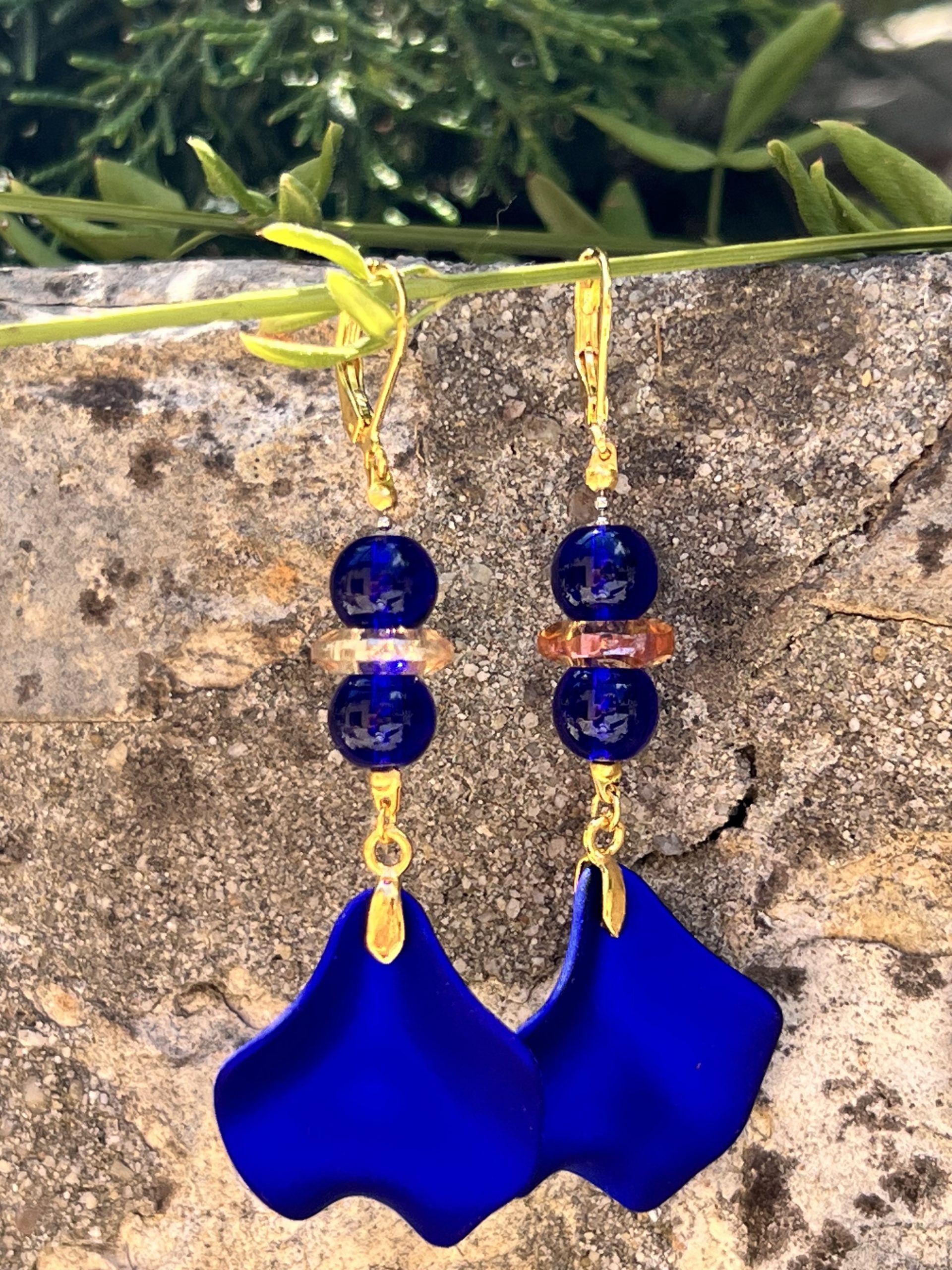 Boucles d'oreilles avec pétale bleue royale et éléments dorés  Boucles d'oreilles élégantes avec pétale bleue royale, éléments dorés et perles bleues foncées – Style tendance et sophistiqué Sublimez votre look avec ces magnifiques boucles d'oreilles, conçues pour les femmes modernes en quête d'élégance et de style. Dotées d'une pétale en bleu royal, ces boucles d'oreilles apportent une touche de couleur vibrante et raffinée. Les éléments dorés, soigneusement intégrés, ajoutent une note de luxe et de chaleur, tandis que deux perles bleues foncées, ornées d'une rondelle en zircon, offrent un éclat subtil et sophistiqué. Les attaches dorées sécurisées en acier inoxydable garantissent confort, durabilité et hypoallergénie, parfaites pour un port quotidien ou pour des occasions spéciales. Leur design en parfait alignement avec les tendances mode actuelles en fait un accessoire incontournable pour compléter une tenue chic ou bohème. Boucles d'oreilles avec pétale bleue royale et éléments dorés  Caractéristiques principales : Design élégant avec pétale bleue royale et éléments dorés Deux perles bleues foncées avec rondelle en zircon pour un éclat précieux Attaches dorées sécurisées en acier inoxydable, hypoallergéniques Style tendance, parfait pour toutes les occasions Bijou fait main, alliant finesse et modernité Offrez-vous cette paire de boucles d'oreilles sophistiquées ou faites-en un cadeau idéal pour une personne chère. Ajoutez une touche de couleur et d'élégance à votre collection de bijoux avec ces pièces uniques, conçues pour suivre et sublimer les tendances mode du moment.