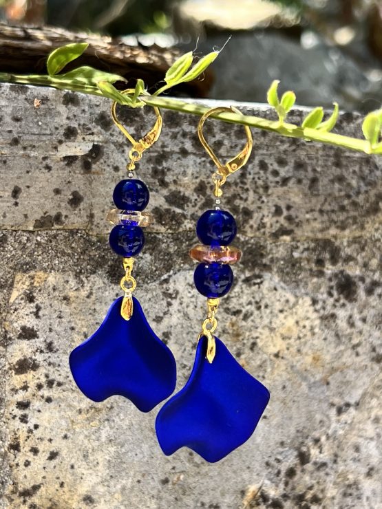 Boucles d'oreilles avec pétale bleue royale et éléments dorés  Boucles d'oreilles élégantes avec pétale bleue royale, éléments dorés et perles bleues foncées – Style tendance et sophistiqué Sublimez votre look avec ces magnifiques boucles d'oreilles, conçues pour les femmes modernes en quête d'élégance et de style. Dotées d'une pétale en bleu royal, ces boucles d'oreilles apportent une touche de couleur vibrante et raffinée. Les éléments dorés, soigneusement intégrés, ajoutent une note de luxe et de chaleur, tandis que deux perles bleues foncées, ornées d'une rondelle en zircon, offrent un éclat subtil et sophistiqué. Les attaches dorées sécurisées en acier inoxydable garantissent confort, durabilité et hypoallergénie, parfaites pour un port quotidien ou pour des occasions spéciales. Leur design en parfait alignement avec les tendances mode actuelles en fait un accessoire incontournable pour compléter une tenue chic ou bohème. Boucles d'oreilles avec pétale bleue royale et éléments dorés  Caractéristiques principales : Design élégant avec pétale bleue royale et éléments dorés Deux perles bleues foncées avec rondelle en zircon pour un éclat précieux Attaches dorées sécurisées en acier inoxydable, hypoallergéniques Style tendance, parfait pour toutes les occasions Bijou fait main, alliant finesse et modernité Offrez-vous cette paire de boucles d'oreilles sophistiquées ou faites-en un cadeau idéal pour une personne chère. Ajoutez une touche de couleur et d'élégance à votre collection de bijoux avec ces pièces uniques, conçues pour suivre et sublimer les tendances mode du moment.