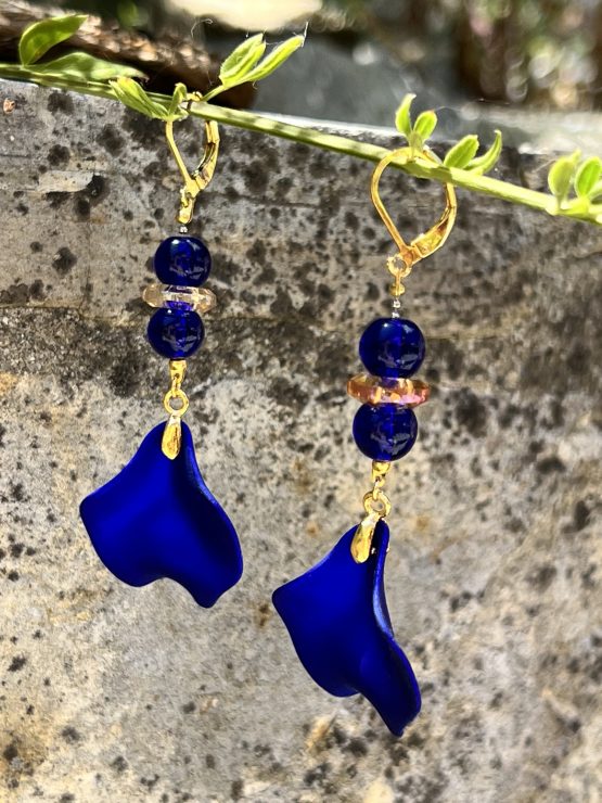 Boucles d'oreilles avec pétale bleue royale et éléments dorés  Boucles d'oreilles élégantes avec pétale bleue royale, éléments dorés et perles bleues foncées – Style tendance et sophistiqué Sublimez votre look avec ces magnifiques boucles d'oreilles, conçues pour les femmes modernes en quête d'élégance et de style. Dotées d'une pétale en bleu royal, ces boucles d'oreilles apportent une touche de couleur vibrante et raffinée. Les éléments dorés, soigneusement intégrés, ajoutent une note de luxe et de chaleur, tandis que deux perles bleues foncées, ornées d'une rondelle en zircon, offrent un éclat subtil et sophistiqué. Les attaches dorées sécurisées en acier inoxydable garantissent confort, durabilité et hypoallergénie, parfaites pour un port quotidien ou pour des occasions spéciales. Leur design en parfait alignement avec les tendances mode actuelles en fait un accessoire incontournable pour compléter une tenue chic ou bohème. Boucles d'oreilles avec pétale bleue royale et éléments dorés  Caractéristiques principales : Design élégant avec pétale bleue royale et éléments dorés Deux perles bleues foncées avec rondelle en zircon pour un éclat précieux Attaches dorées sécurisées en acier inoxydable, hypoallergéniques Style tendance, parfait pour toutes les occasions Bijou fait main, alliant finesse et modernité Offrez-vous cette paire de boucles d'oreilles sophistiquées ou faites-en un cadeau idéal pour une personne chère. Ajoutez une touche de couleur et d'élégance à votre collection de bijoux avec ces pièces uniques, conçues pour suivre et sublimer les tendances mode du moment.