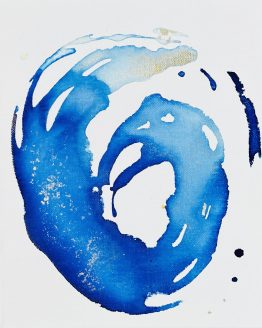 Tourbillon de la Vie Aquarelle originale sur toile « La vie ne suit jamais une ligne droite. Elle tourbillonne, hésite, accélère, puis retrouve son équilibre. » Avec Tourbillon de la Vie, je n'ai pas cherché à représenter une forme précise. J'ai voulu peindre ce qui ne se voit pas : le souffle, le mouvement, cette énergie invisible qui nous traverse et nous accompagne tout au long de notre existence. Je travaille l'aquarelle sur toile, une technique aussi délicate qu'exigeante. J'aime cette fragilité, car elle me rappelle la vie elle-même : belle, imprévisible et éphémère. L'eau guide le pigment, parfois autant que ma propre main. Je dialogue avec elle sans jamais chercher à la contrôler totalement, laissant naître des mouvements uniques, impossibles à reproduire. Les nuances de bleu évoquent pour moi l'eau, le ciel et l'infini. Elles invitent au calme, à la respiration et à l'introspection. Les touches d'or blanc viennent capter la lumière avec subtilité. Selon l'heure de la journée ou l'angle du regard, elles apparaissent puis s'effacent, donnant à l'œuvre une présence vivante et changeante. Le cercle ouvert symbolise le mouvement perpétuel de la vie. Rien n'est figé. Tout évolue, se transforme et renaît. J'aime que chacun puisse y voir sa propre histoire : une vague, une galaxie, une naissance, une respiration ou simplement un instant suspendu. À travers cette œuvre, je souhaite offrir un moment de sérénité, une invitation à ralentir et à laisser circuler les émotions. Plus qu'un tableau, Tourbillon de la Vie est une parenthèse de lumière, de souffle et de mouvement. Taille : 25 x 30 cm Style : abstrait contemporain Réalisé : Mai 2026 Artiste : Jana KUZMI Signature sur le coté et derrière la toile : Tourbillon de la vie