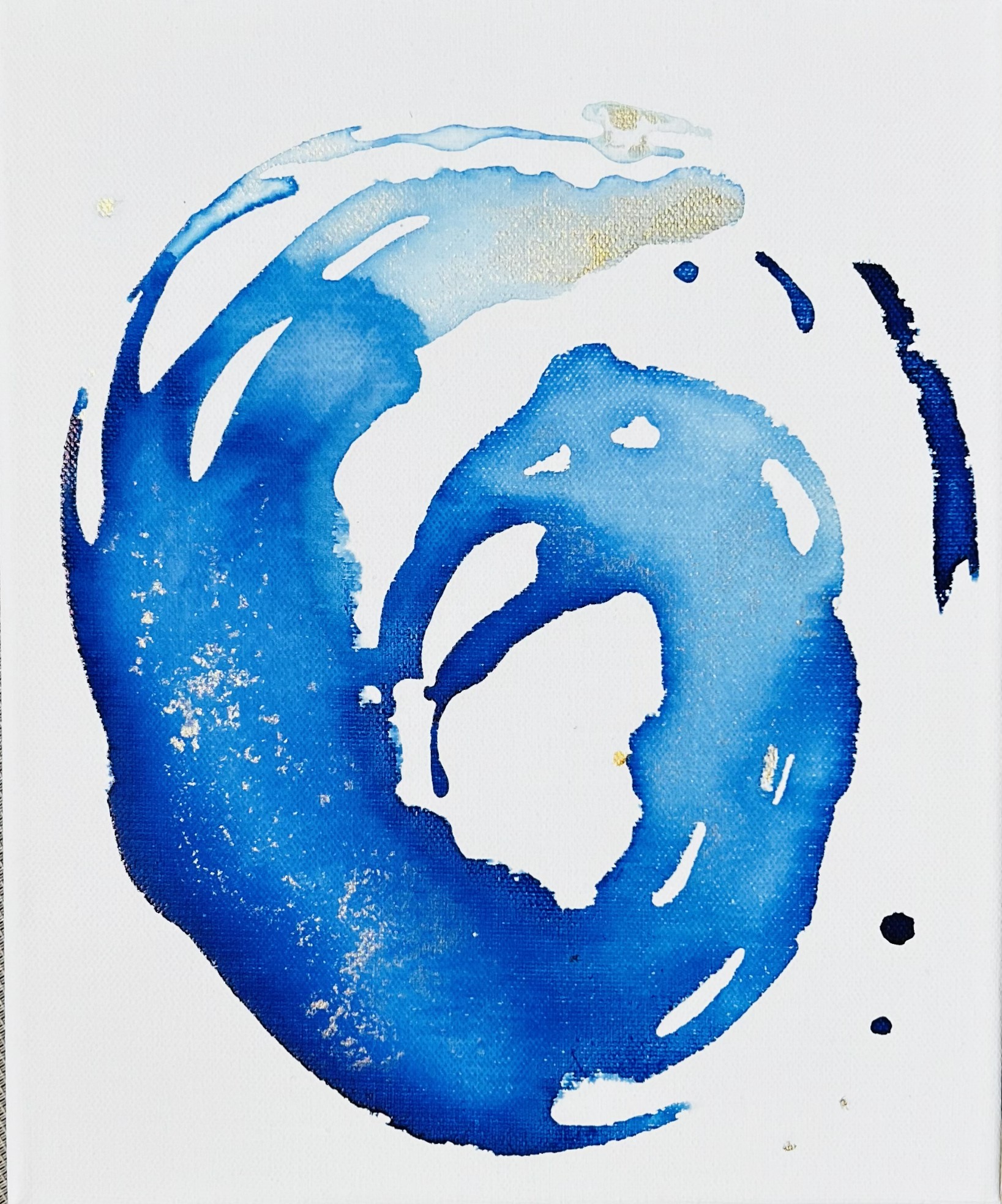 Tourbillon de la Vie Aquarelle originale sur toile « La vie ne suit jamais une ligne droite. Elle tourbillonne, hésite, accélère, puis retrouve son équilibre. » Avec Tourbillon de la Vie, je n'ai pas cherché à représenter une forme précise. J'ai voulu peindre ce qui ne se voit pas : le souffle, le mouvement, cette énergie invisible qui nous traverse et nous accompagne tout au long de notre existence. Je travaille l'aquarelle sur toile, une technique aussi délicate qu'exigeante. J'aime cette fragilité, car elle me rappelle la vie elle-même : belle, imprévisible et éphémère. L'eau guide le pigment, parfois autant que ma propre main. Je dialogue avec elle sans jamais chercher à la contrôler totalement, laissant naître des mouvements uniques, impossibles à reproduire. Les nuances de bleu évoquent pour moi l'eau, le ciel et l'infini. Elles invitent au calme, à la respiration et à l'introspection. Les touches d'or blanc viennent capter la lumière avec subtilité. Selon l'heure de la journée ou l'angle du regard, elles apparaissent puis s'effacent, donnant à l'œuvre une présence vivante et changeante. Le cercle ouvert symbolise le mouvement perpétuel de la vie. Rien n'est figé. Tout évolue, se transforme et renaît. J'aime que chacun puisse y voir sa propre histoire : une vague, une galaxie, une naissance, une respiration ou simplement un instant suspendu. À travers cette œuvre, je souhaite offrir un moment de sérénité, une invitation à ralentir et à laisser circuler les émotions. Plus qu'un tableau, Tourbillon de la Vie est une parenthèse de lumière, de souffle et de mouvement. Taille : 25 x 30 cm Style : abstrait contemporain Réalisé : Mai 2026 Artiste : Jana KUZMI Signature sur le coté et derrière la toile : Tourbillon de la vie